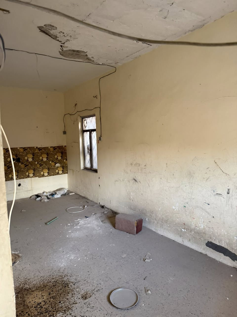 سلام عليكم بيت للبيع في البصرة في حي الزيتون البيت طابو صرف مساحته 215متر البيت يحتوي عل طابقين طابق الاول غرفه+دوانيه+هول+مطبخ+صحيات هاذ طابق لاول طابق ثاني يحتوي عل غرفتين سعر البيت240 ورجائن المو شراي لايرسلني الهاتف ***********
