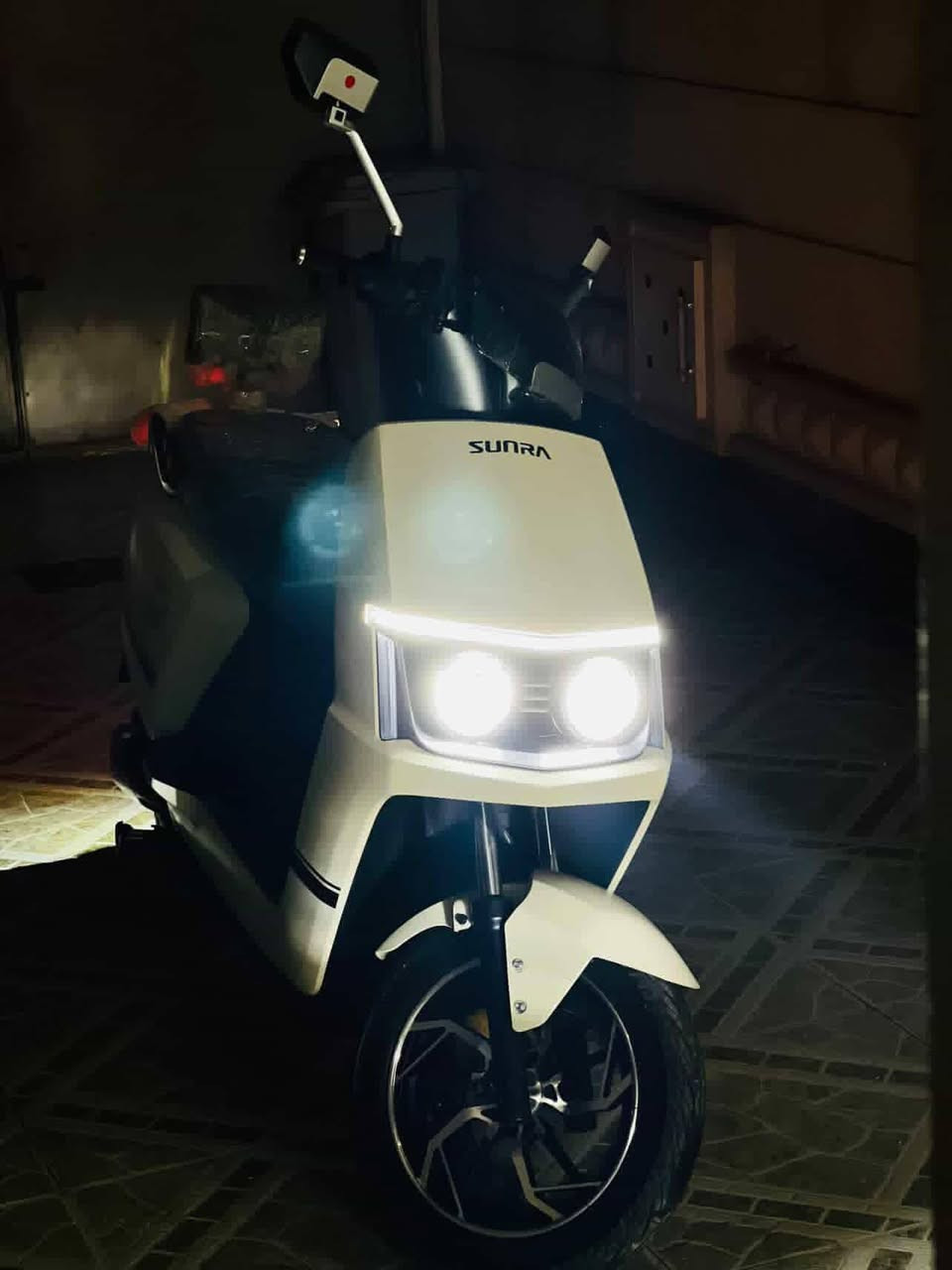 ✨ دراجة سونرا –SUNRA ✨
🚴‍♂️ من الصانع العملاق SUNRA العالمية – موديل 2026
بيها ضمان 3 سنوات ملف 
وا ضمان باتري سنة
وا عقل سنة ونص 
وبي بعد 30 شغله بيها ضمان
كتلوك موجود 
🔰 المواصفات:
🛞 ملف 1500 حقيقي برسنس حقيقي 100 بل 100 يعني جيب مال السوك المكتوب علي 3000 شرط العندي انشط
🔋 6 بطاريات كرافين كرافين مو عاديات  – 26 أمبير ⚡ 72 فولت
🚀 سرعة حقيقية 60 كم/س بتحكم 3 سرع
📏 مسافة مقطوعة بالشحنة الواحدة: 50 – 60  كم (حسب الاستخدام والسرعة والوزن المحمول)
حقيقي مو وهمي الكيج
 نضام P
🔄 نظام الرجوع للخلف R 
🛑 بريك هايدروليك دسك بكفاءة عالية
🌀 دبلات هايدروليك أمامي وخلفي – راحة ونعومة على الطرق
📺 شاشة رقمية لعرض المعلومات والسرعة
🔑 بصمة عدد 2 + تشغيل عن بعد وسويجين
🚨 جهاز إنذار ضد السرقة
💺 كشن سياحي مريح لشخصين
📦 مساحة تخزين واسعة تحت الكشن
🔌 منفذ شحن UPS للموبايل
💡 لد لايت أمامي عالي الوضوح + رماش عالي/واطي
🔴 بك لايت لد بتصميم مميز
🌟 لد أمامي وجانبي نهاري/ليلي عصري
🚦 إشارة رباعية لزيادة الأمان
🦾 استاند عدد 2 (وسطي + جانبي) بي حساس من ينزل ما يمشي المطور 
 ( ألون  مميز ) 
🚀 قوة وأداء لا مثيل له… خيارك الأمثل على الطريق
ماطور رزن تمشي بي 50 وتعوف ايدك لا يمني ولا يسر يروح 
شرط حالو حال الريان اذا ما اضبط 
كلو مختم SUNRA
يوم 2/11  اخذتو ول وصل موجود 
✅ ☎️( ***********)
 السعر خاص او مروسه
