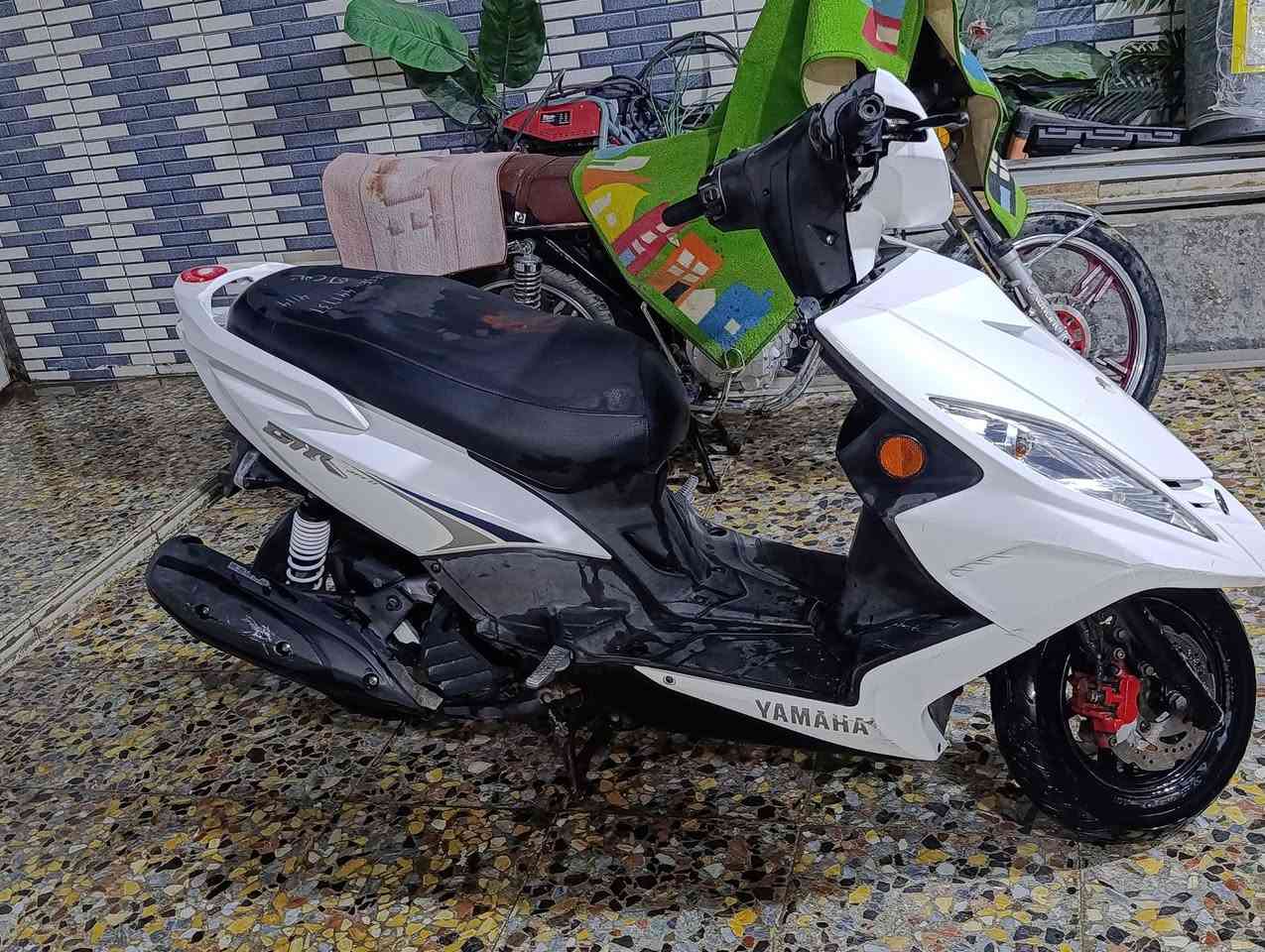 السلام عليكم gtr مديل 2011دراجه نضيفه جدا صارله شهرين من نازله من الرمبه لا مفتوحه ولا شي كله بلادي على وضع الشركه جيب فيتر وافحص دراجه خير من الله كهربائيات شغاله كلهن نكرت سلف مكاني بلديات السعر 1150وبي مجال 
***********
