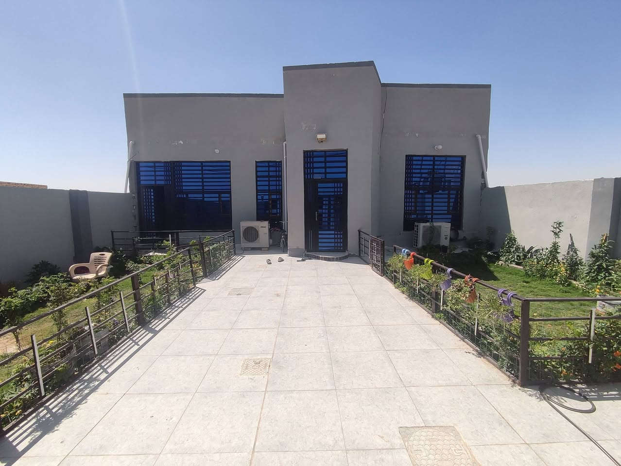 دار للبيع قرب مجمع سيف گطوف ثلاث غرف ثنين جوا وحده فوك صالتين مطبخ كلدور صحيات داخليه وخارجيه إستقبال قفل 70 
***********
