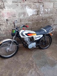 شباب دراجة اربع كير وكايمة ويرادله تاير خلفي بدون أوراق بس الدراجة شغا...