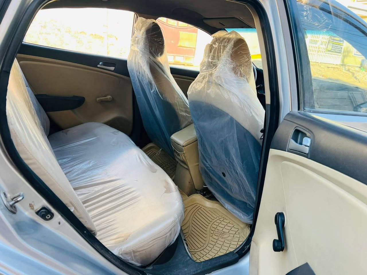 السلام عليكم هونداي اكسنت خليجي موديل 2012مكفوله من الضربه بيه مكانات صبغ مكينه 1600دوش ام القطرتين مكبنه كير حداديه تخم تاير مكفولات سعره 82مكاني ديوانيه المركز بيع فقط باسم جيرانه ت*********** Singapore
