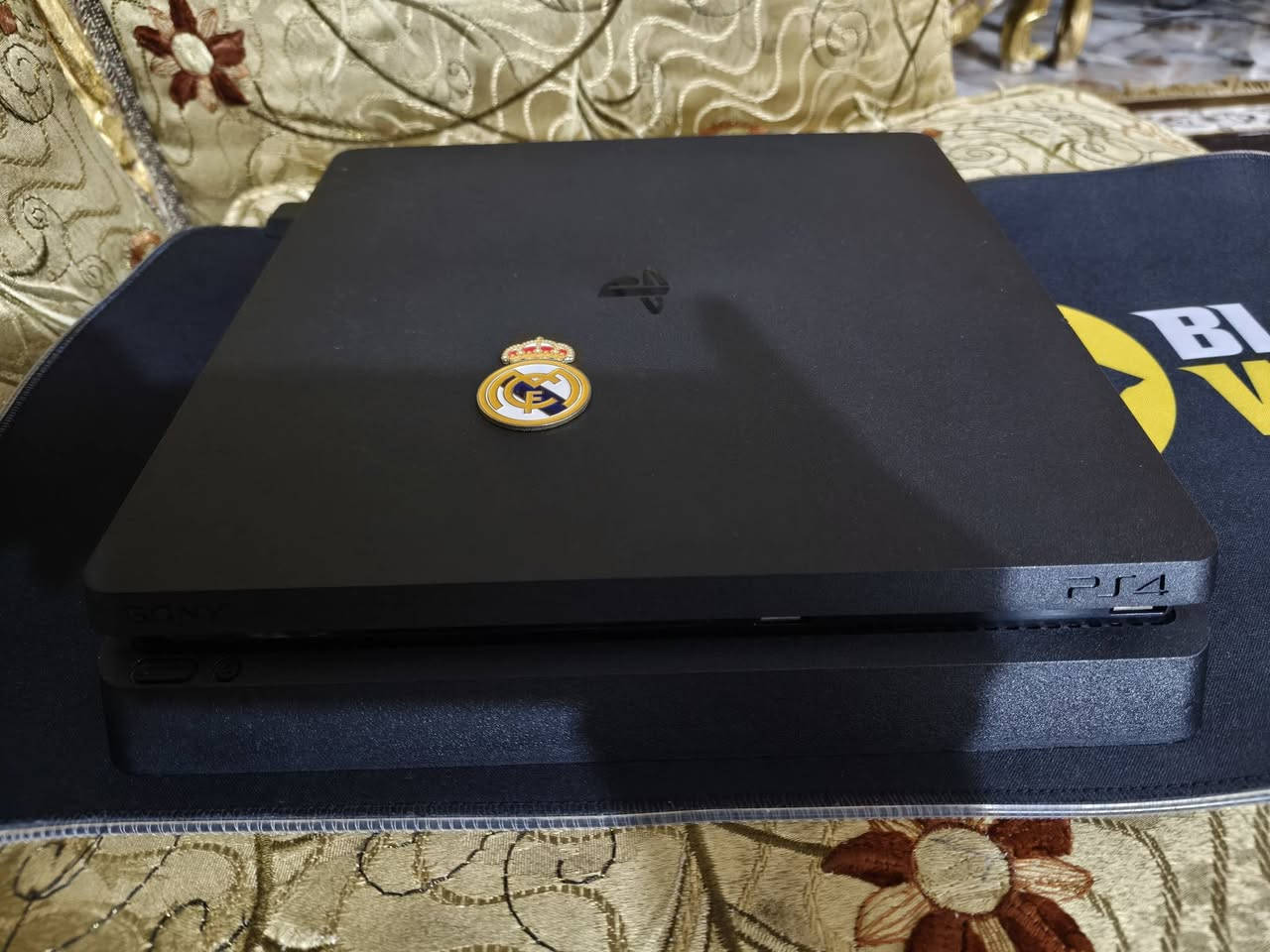 سلام عليكم إخوان!!!
بلي فور "سلم أون لاين" للبيع 
البلي ياباني نضافته 90% شرط ستيكر الشركه بي / سبب البيع : إريد أخذ سيريس اس 
البلي مكفول من كلشي بي... 
ملحقاته :
_جوستكين مثل ماموضح بلصورة 
_كيبل HDMI
_كيبل الطاقه 
_كيبل شحن جوستك
_حافضه جوستك
_كيبل اتصال بلراوتر مباشر LAN
_كارتونه البلي الأصلية 
+ ويا تلث العاب مثل ماموضحات بلصورة the last part 1/battlefeld 1/ وكود 16 
.. البلي مامخلي شي ورا وأي شي اني اخسرلكيا بلاش.. 
مكاني : ديالى _ الخالص 
تواصل عبر واتساب ***********
أو عبر هاذا حسابي في المازنجر
