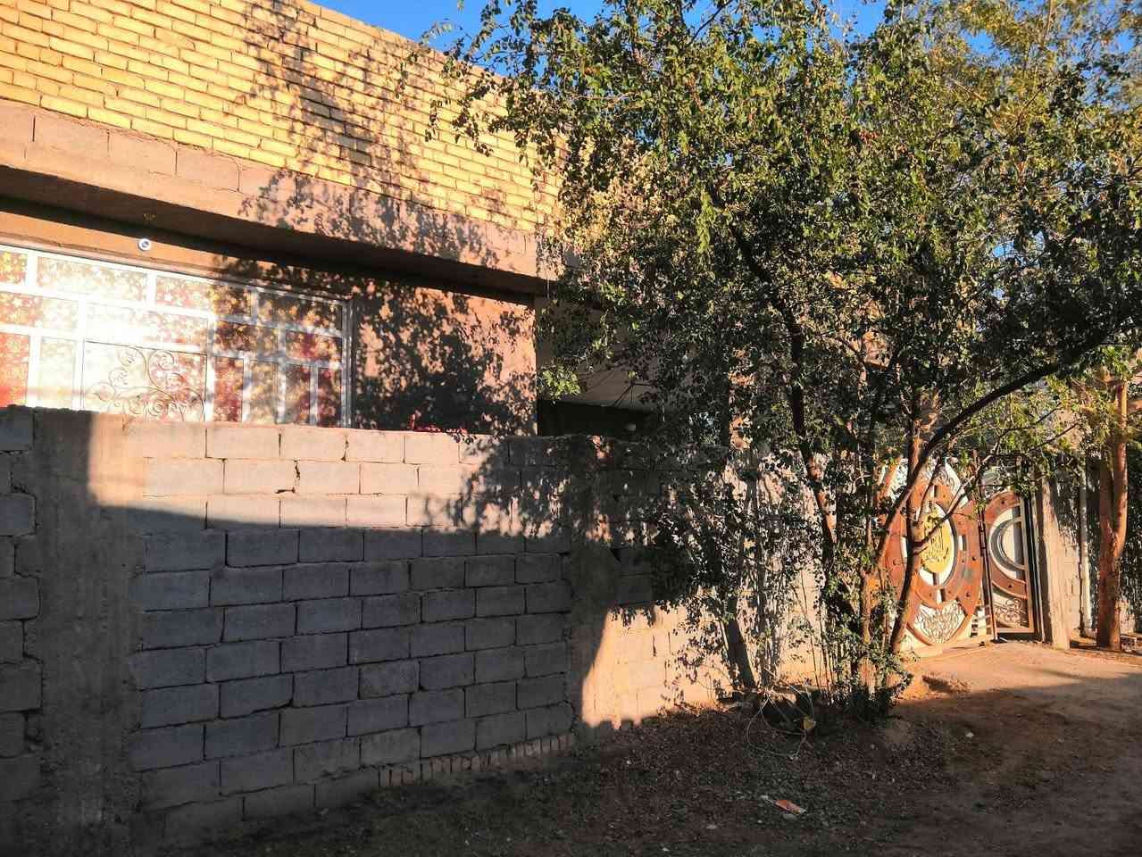 بيت للبيع 200متر المسيب  على طريق ابو جاسم قرب شارع حله بغداد قريب عن شارع   غرف نوم 2 ستقبال وصاله ومطبخ وصحيات وكراج سياره وحديقه ، السعر 65مليون وبي مجال عنوان  مكتب  السعدي للعقار  بابل المسيب على طريق ابو جاسم قرب حي النوار ***********
