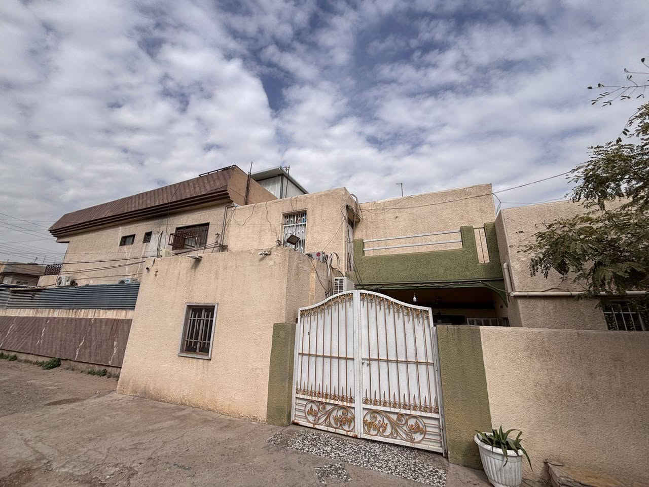 دار للبيع منطقة المعلمين قرب جامع مالك بن أنس... المساحة ١١٠ متر مربعة
١٠٫٥×١٠.٥ واجهة ونزال ١٠.٥ دار
الدار بناء ٩٠ محدث ومعمر نضيف جدا غرف نوم كبار وصالة كبيرة وخدمات جيدة جدا موقع مميز 
للاستفسار الاتصال
***********
***********
