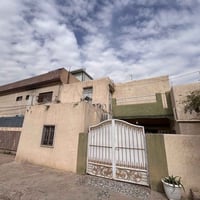 دار للبيع منطقة المعلمين قرب جامع مالك بن أنس... المساحة ١١٠ متر مربعة...