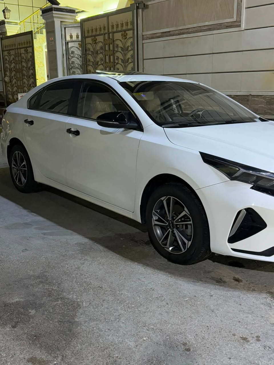 السلام عليكم سياره نوع كي ثري موديل 22 واقتصاديه بيها بنيد وجاملغ شبر 👋 وباقي كفاله عامه سعرها 135 وبيها مجال مكان سياره رمادي 

الهاتف ***********
