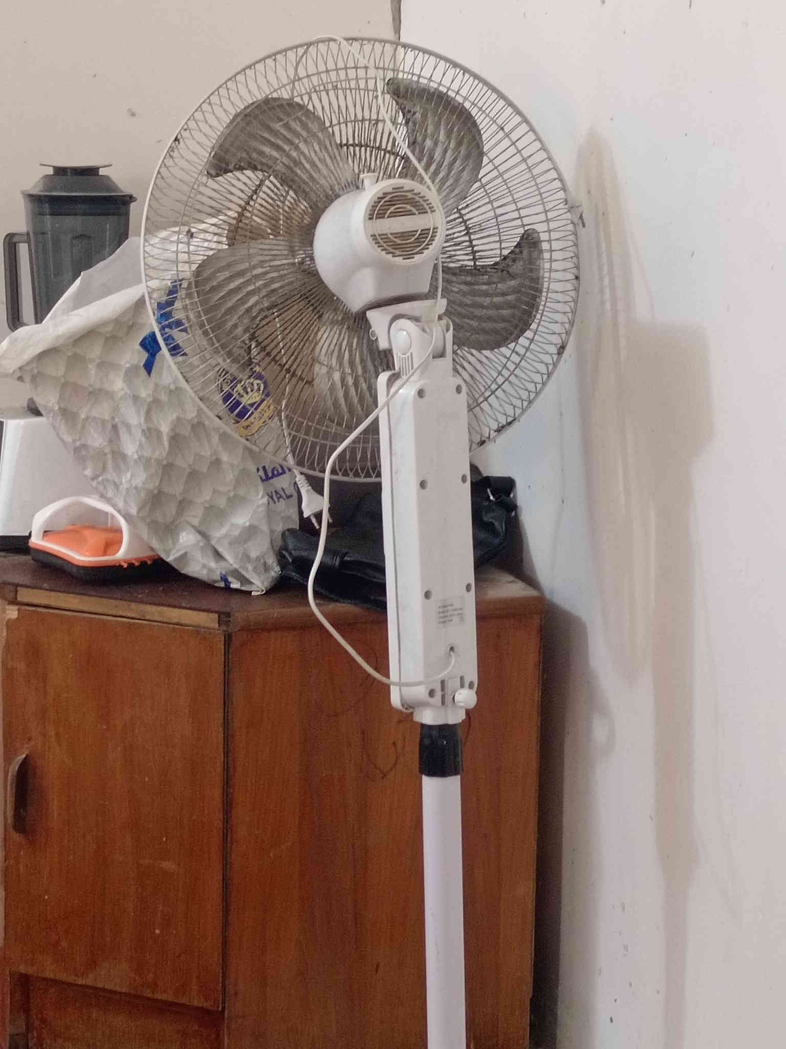 اغراض بيت كلهن شلع للييع نريد نشيل مستعجله ع البيع كلهن نضيفات الكاونتر ب٢٥٠ وبي مجال لشراي ثلاجه ٢٥٠ وبيها مجال نظيفه كلش جديده
مكنسه كهربائيه ب٤٠ وبيها مجال
دبه الغاز ٦٠ وبيه مجال 
قطعه دي ثري نظيفه كلش ٤ في ٣ طباخ ب٥٠ وبي مجال والطباخ الكهربائي ب٢٥ وبي مجال لشراي
جربايه نفر ب٣٥ وبيها مجال
مدات عدد ٢ ٤٠ وبي مجال
الغساله جديده ب١٧٠ حجم كبير تغسل حتى بطانيات
بنكات عدد ٢ جدد ثنينهم ب٥٠ فقل وبنكه ارضيه سرعه عاليه بلازمه٦٠ وبيها مجال ب٣٠ وبيها مجال لشراي للاستفسار *********** اتصل بالرقم العنوان حي العامل قرب المول يم جامع ال شبل
