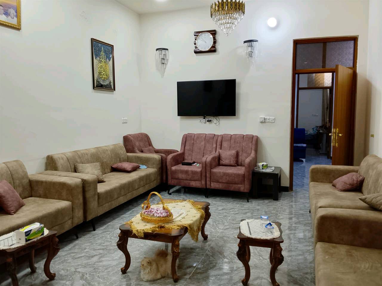 دار للبيع طابو صرف المساحه  150 متر بناء حديث 2024  كامل مكمل مابي نقص 
الطابق الأول استقبال وغرفه  ومطبخ مع الكاونــتـــــر مع الطباخ التركي مثل ماوضح بالصوره وصاله و حمام 
الطابق الثاني 3 غرف وصاله  العنوان بغداد المدائن  حي (التصنيـــــــــع)   الاستفسار والاتصال الرقم هـــ‏‪***********‬‏

(جيب غراضك واگعد)
فؤل ومكفول