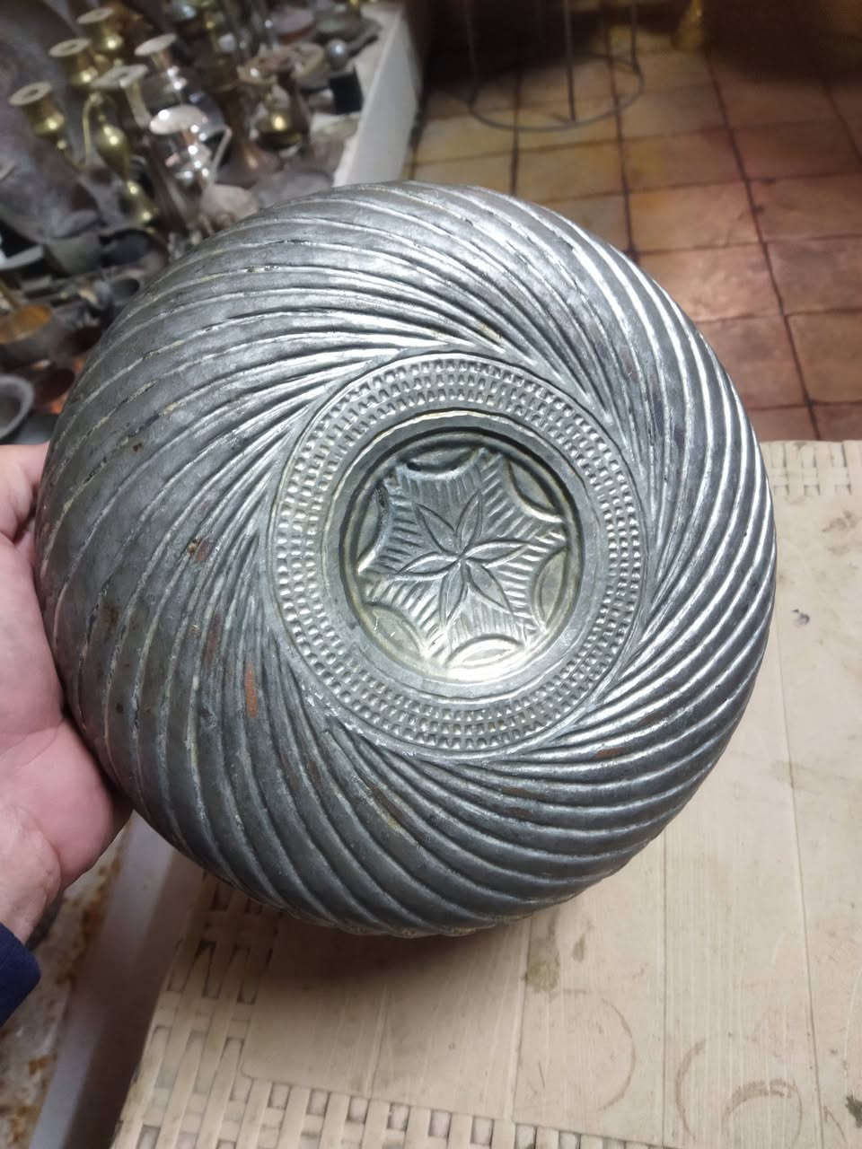 مساكم الله بالخير والبركه 🇮🇶🦋🇮🇶 طاسه حمام قديمه جدأ شغل موصلي راقي نظافتها عالية وموضحه في الصور للاستفسار خاص او الاتصال على الرقم التالي ***********اخوكم كرار الشيخ
