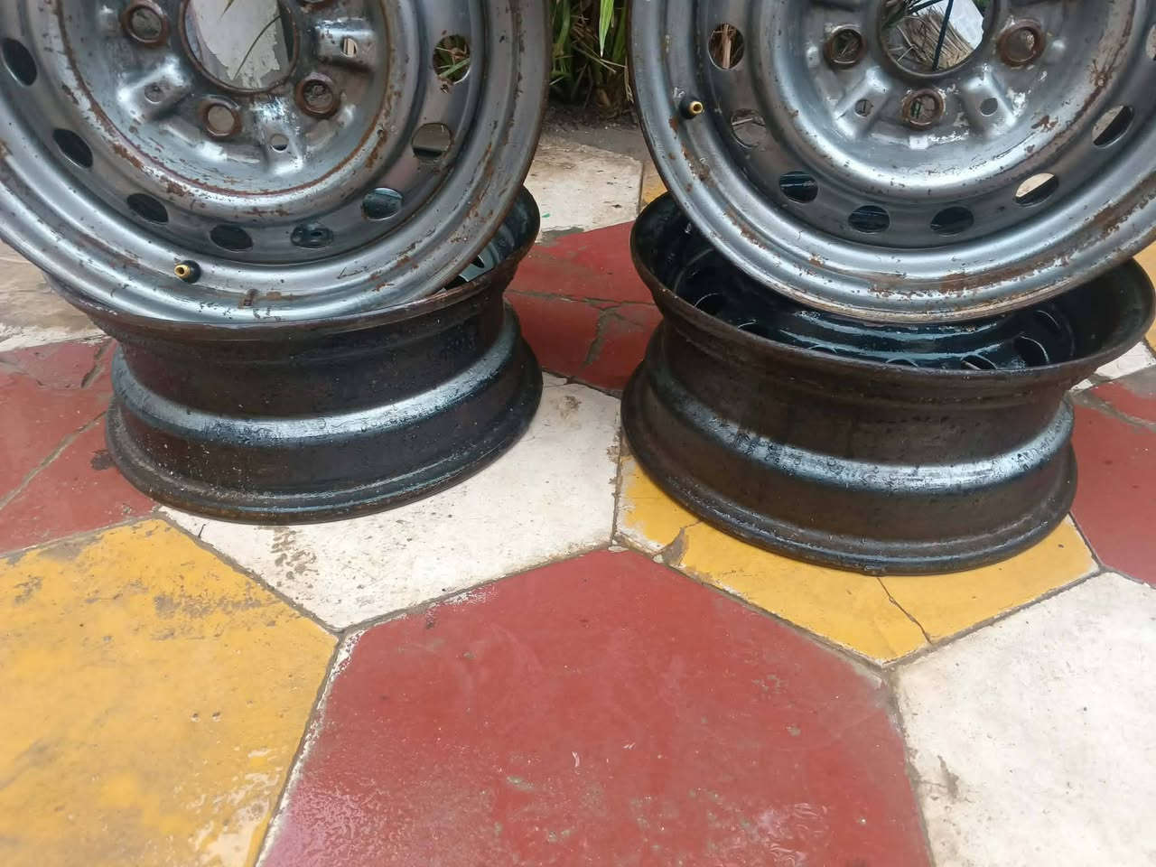 السلام عليكم ويلات سيدان للبيع نضيفات السعر ٢٠٠ مكانهن دوانيه ***********
