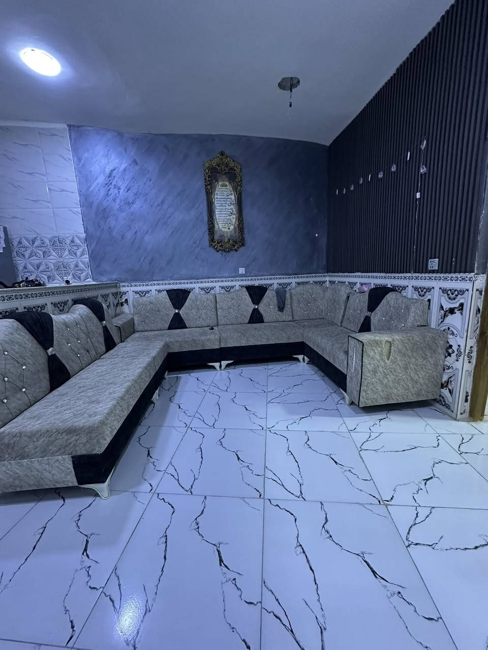 سلام عليكم شقه للبيع العنوان منطقت الفضل شارع مستشفى الطواري قرب مقهى حوري مقابيل يعقوب الحلاق او حازم للاندي اف داخل فرع ثاني باب المساحه  79/90يعني 80متر 
بناء سنه 2023
للستفسار الاتصال على 
*********** او 
***********
