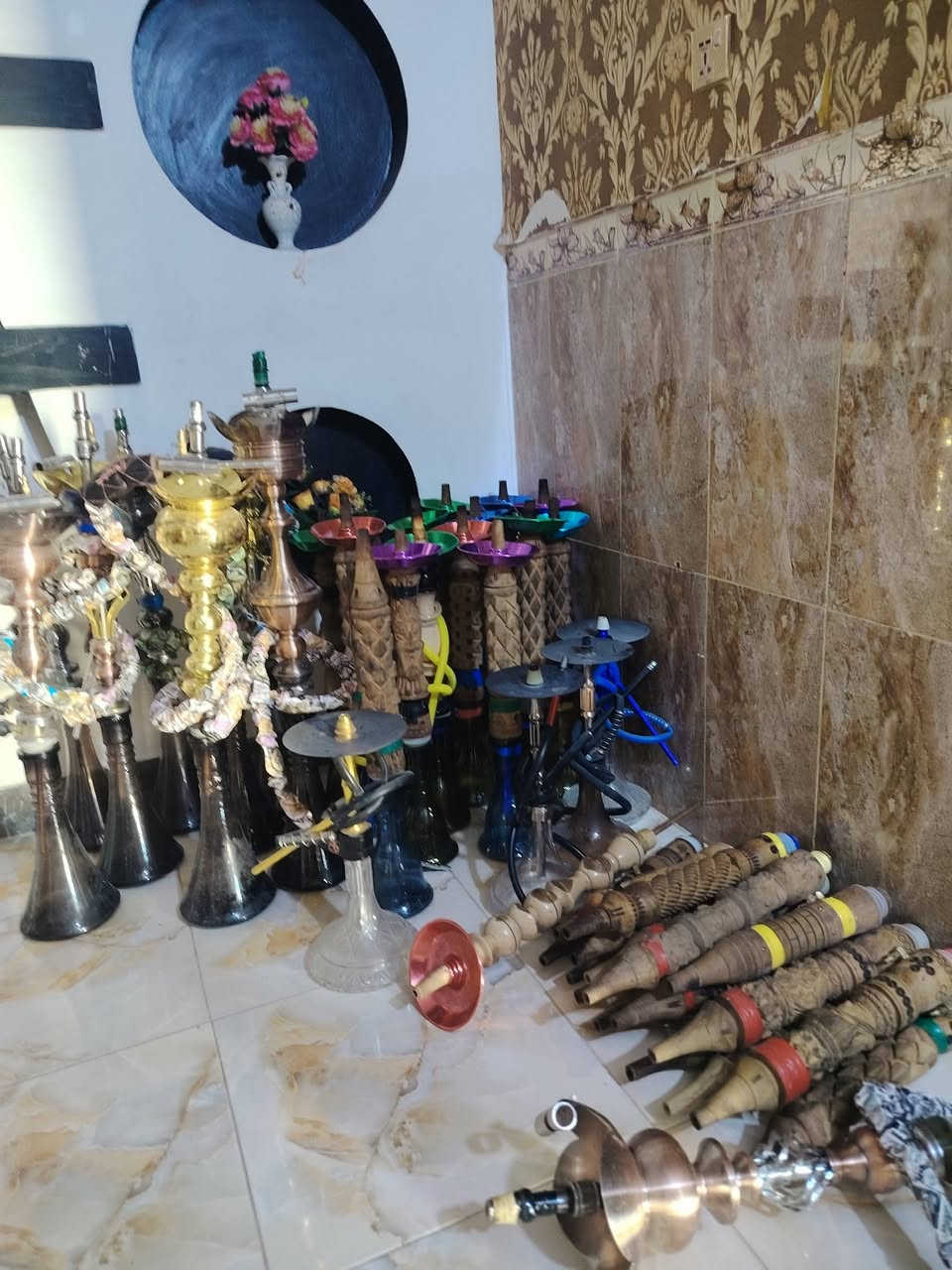 السلام عليكم للبيع نراكيل مطعمه وجاهزه الخشب ٣٣ وحده بيهن جاهزات وبيهن نقص شيشيه ألماني جاهزات وبابلي ٩ جاهزات كلهن مطعمات مكانهن حصيبه الشرقيه الاستفسار عل رقم ***********
