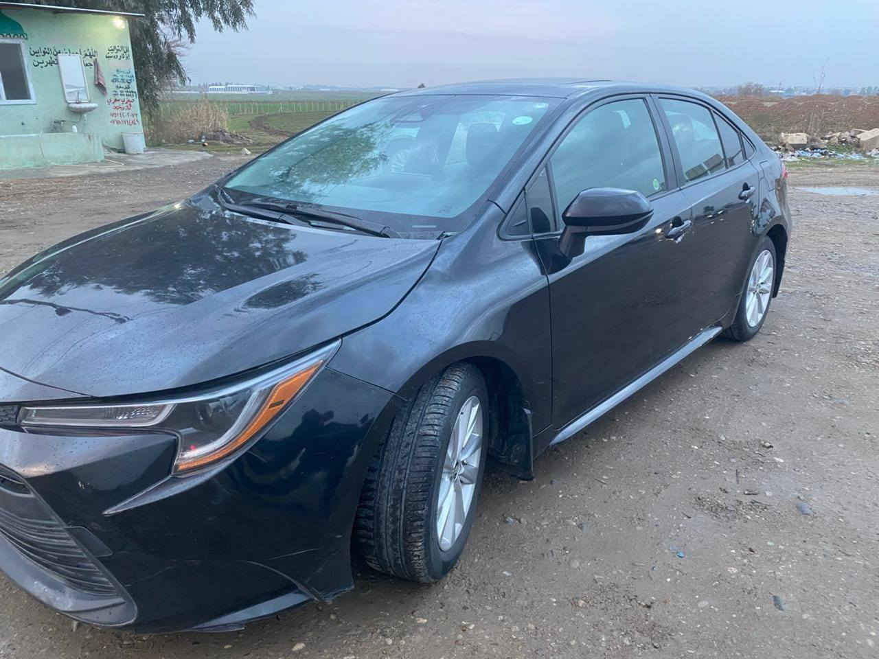 السلام عليكم 
كورلا موديل 23 Le وارد امريكي ياباني الاصل السياره بيها بس بنيد مبدل بدون ارباك كله سليم (صور الحادث بالمنشور ) 
مواصفات السياره
محرك 2000
رادار
داخل لونين
تحكم ستيرن جهتين
مثبت سرعه
3 انظمة قياده ايكو نورمل
مانع انزلاق
مانع تصادم
لايت Led
تحديد مسار
اوتو هولد 
سايد بريك بصمه
شاشه كبيره كامراة
فتحة سقف
السياره كامله اي نقص مابيها وبأسمي تحويل مباشر رقم انكليزي الجديد 
ماشية73 كيلو 
السعر 150 وبي مجال بسيط حك الجيه مكان السياره بغداد الحريه رقم الهاتف *********** او ***********
