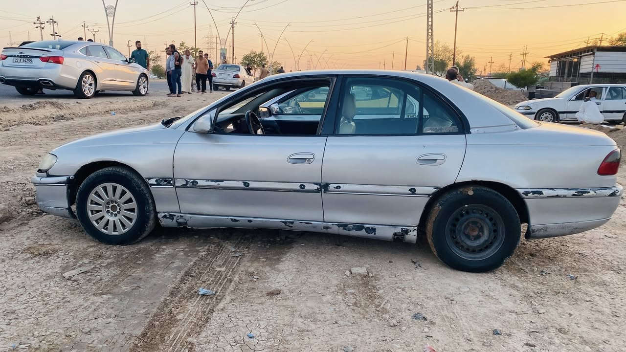 السلام عليكم 
اوبل بزون . 
مكينة وكير ونجي ٢٤٠٠ . 
رقمهة بصرة  والسنوية منتهية ب٢٠٢٢ الشهر ٣ . و التحويل بالبصرة 
راعيهة موجود بيتهم بالحلة  ويريد تحويل . 

الگشر مابي ضربة والسيارة مصبوغة . 

الگير / النمر كلهن مابيهن خلل . 
المحرك / لا تنقيص ولا تبخير . 

السعر المطلوب   18 ورقة 

مكان السيارة / ديالى / الخالص / القصيرين . 

الاتصال على ***********

الشراي يتفضل خاص وآني بخدمته .
