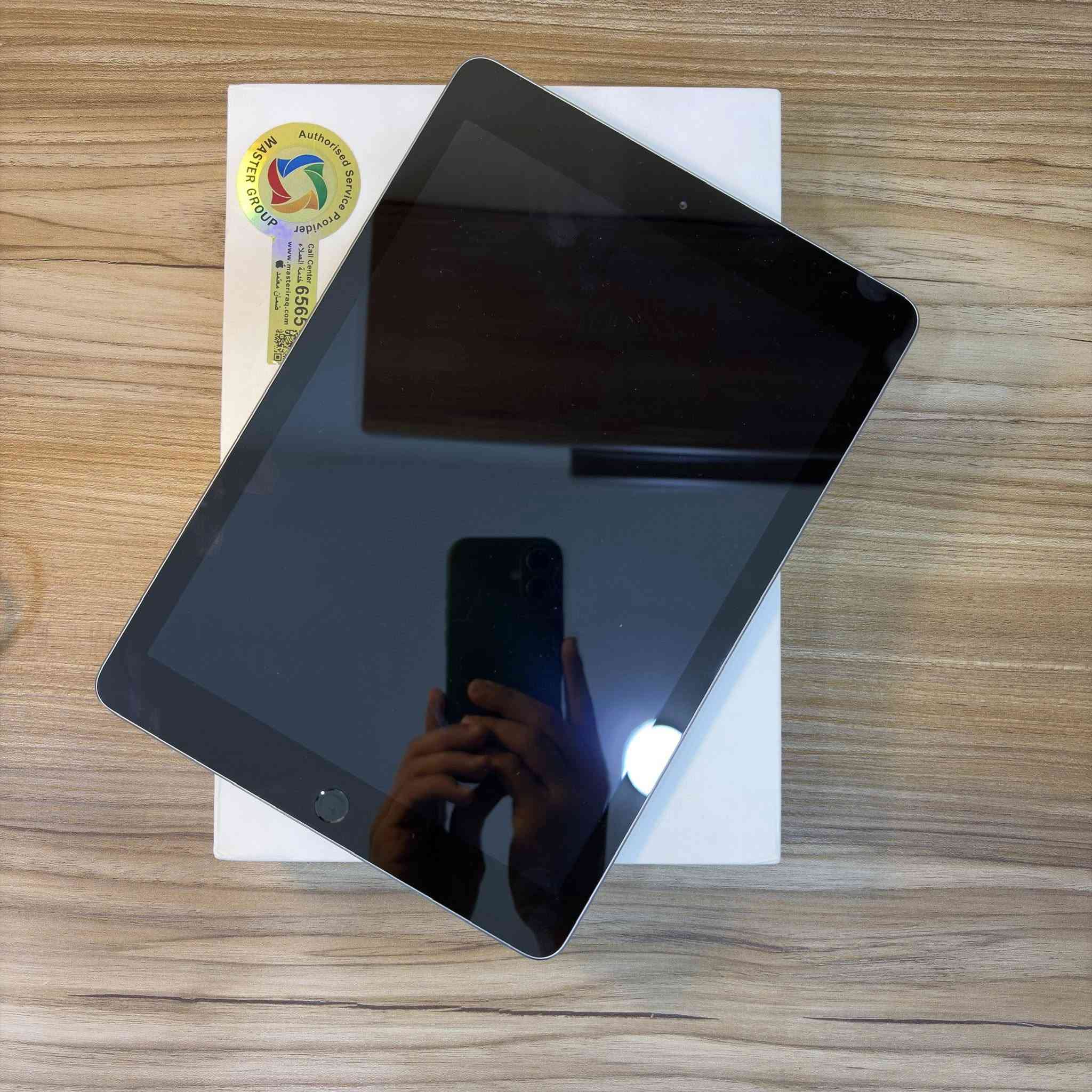 السلام عليكم

ايباد iPad 6 - 6 مستعمل
اللون اسود
الذاكرة 128GB
الجهاز نظيف والاضرار مثل ما موضح بالصور. بعض الخدوش البسيطة جدا. زر رفع الصوت بيه خلل ما يشتغل، غير ذلك الجهاز ما بيه شي.
ملحقاته موجودة. العرض يشمل:
- ايباد 6
- شاحن الجهاز الاصلي (بدون كيبل)
- علبة الجهاز
ملاحظة: الجهاز ما مفتوح ولا مصلح نهائيا.
العنوان: البصرة
السعر: 165 الف


**إذا كنت صاحب هذا الإعلان وتريد حذفه لأي سبب، رجاءا أرسل رسالة إلى الدعم الفني**