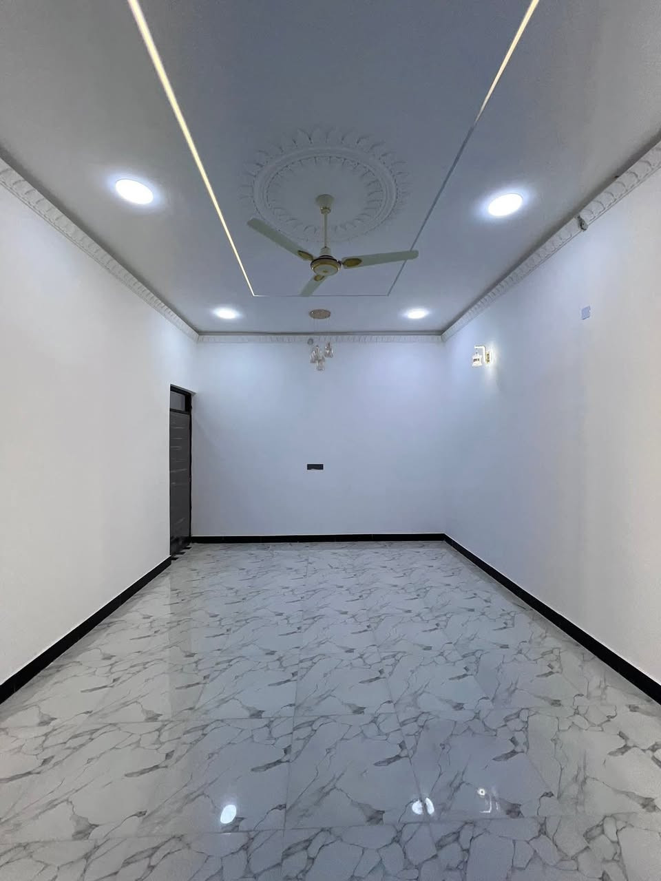 بيت الاحلام بتصميم عصري وحديث مكون من طابقين للبيع ✨

📐 المساحة 200 متر
🏗️ بناء حديث + الأرضية رفت
📅 سنة البناء 2026

يحتوي البيت على:
🛋️ استقبال
🛋️ صالة بكل طابق
🍴 مطبخ
🛏️ 4 غرف نوم
🚿 صحيات داخلية وخارجية
🚿 صحيات بكل طابق
🚗 كراج

📄 جنس العقار:
طابو ملك صرف زراعي عراقي سند 25

⚡ جميع الخدمات متوفرة:
💧 ماء
⚡ كهرباء
🛣️ شارع 10 متر

📍 العنوان:
البصرة – محيلة
قرب سوق محيلة / شارع مشروع الماي

💰 السعر 150 مليون وقابل للتفاوض

للاستفسار أكثر يرجى التواصل أو زيارة مكتبنه:
📞 ***********
📞 ***********

مكتب ساني للاستثمار العقاري 🤍
