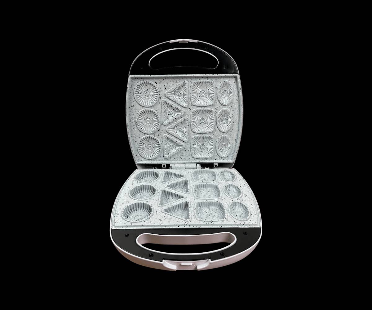 الاستخدامات

مثالية للإفطار، الحلويات، والوجبات الخفيفة في المنزل أو المكتب

مناسبة لتحضير أشكال متعددة في وقت واحد بفضل القوالب المتنوعة

المميزات

قدرة عالية 1400 واط لتسخين سريع وتوزيع حراري متساوٍ من الجهتين

تصميم مزدوج التسخين (Double-sided Heating) لضمان نضوج مثالي من الداخل والخارج

طلاء غير لاصق (Non-stick Coating) يمنع الالتصاق ويسهّل التنظيف

مؤشر ضوئي مزدوج

ضوء أحمر للتشغيل والتسخين

ضوء أخضر يوضح الجاهزية للخبز

مقبض عازل للحرارة لتوفير الأمان أثناء الاستخدام

قفل أمان حراري يمنع السخونة الزائدة ويحافظ على عمر الجهاز

هيكل متين وسهل التنظيف، بتصميم أنيق ومناسب لكل مطبخ

نظام تحكم حراري أوتوماتيكي للحفاظ على درجة حرارة مثالية للخبز

غطاء مزوّد بقفل أمان لمنع الانفتاح أثناء الاستخدام

المواصفات التقنية

الطاقة: 1400 واط

الجهد الكهربائي: 220–240 فولت، 5060 هرتز

المادة: هيكل PF حراري مقاوم للحرارة

نظام التسخين: مزدوج – علوي وسفلي

التحكم الحراري: ترموستات أوتوماتيكي

ملاحظات

يجب تنظيف السطح بقطعة قماش رطبة بعد كل استخدام

يُفضل دهن السطح بقليل من الزبدة أو الزيت قبل الاستخدام الأول

لا يُستخدم بأدوات معدنية حادة لحماية الطبقة غير اللاصقة

لم يتم ذكر بلد المنشأ

طول سلك الكهرباء 85 سم