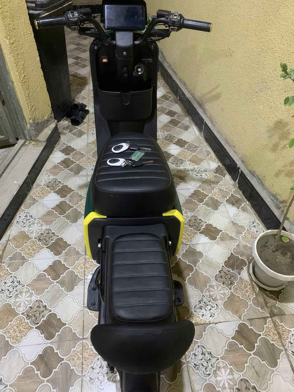 السلام عليكم دراجه  R11 للبيع او مراوس بTo2 دراجه نضيفه كلش اخت الجديده صارله شهر وصلها موجود غراضها كامله رايدها ب600 وبيها مجال عنواني المطيحه وهاذا رقمي***********
