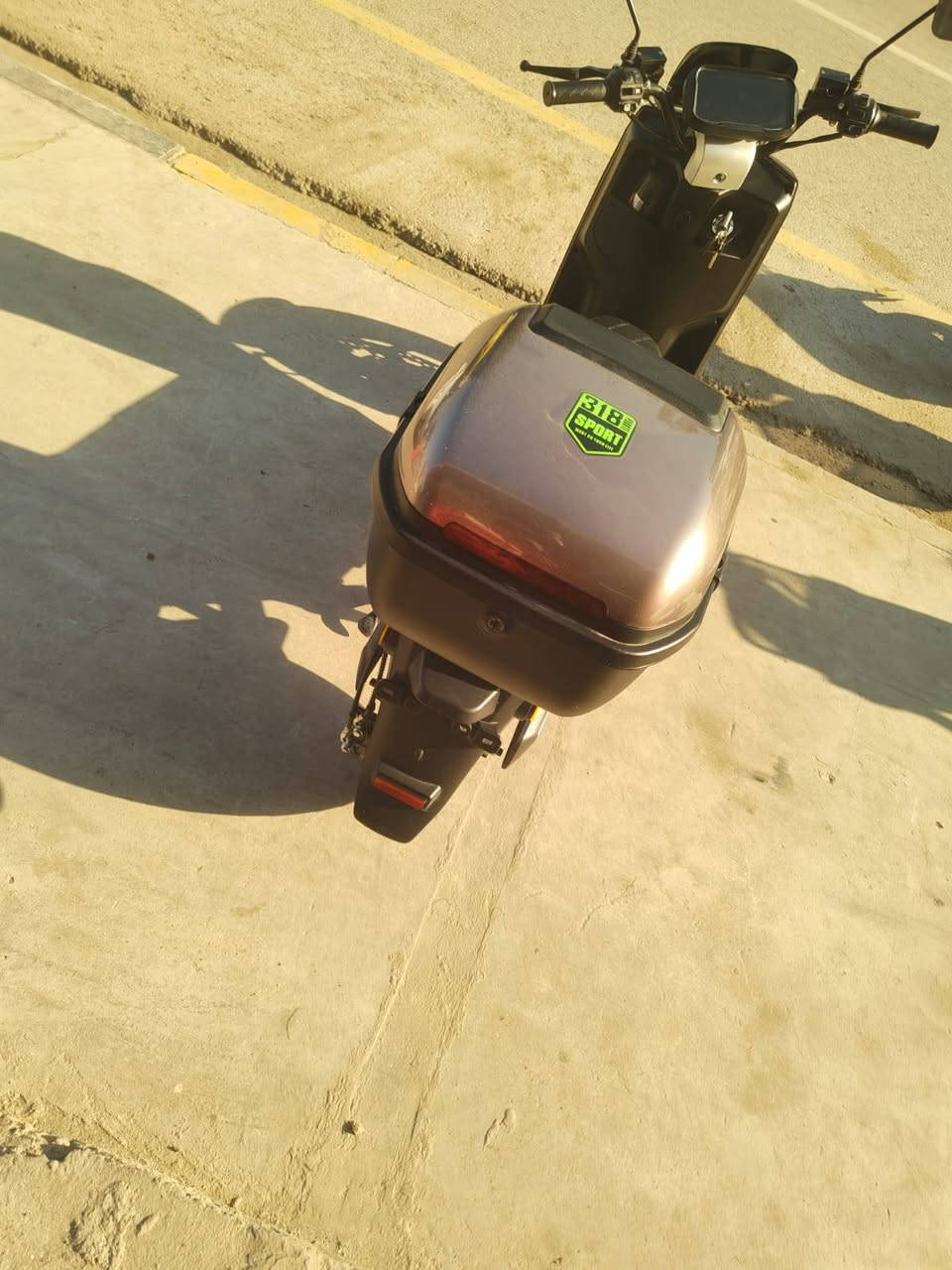 اسم الماطور 318 
موصفات معروفه  للبيع  
/٦ بطاريات شرط 
/٤ نمر 
/مثبت سرعه 
/السرعه ٩٠
/نضام بارك للتوقف 
/ نضام بك رجوع لل خلف 
/اشاير يمين ويسار+دبل اشاير 
 لايت عالي ناصي
/مدخل يو اس بي
/تايات جدد اعراض
/اصطابات دسك ورا وكدام 
/ قاطع دوري 
/امرايات عدد2اصليات مال شركه
/شاحنه ثقيله الاصليه 
 الماطور ربع ماطصرف عليه 
/السعر 550وبي مجال
/مكاني موصل 
رقمي ***********
/الماطور جديد حيل
