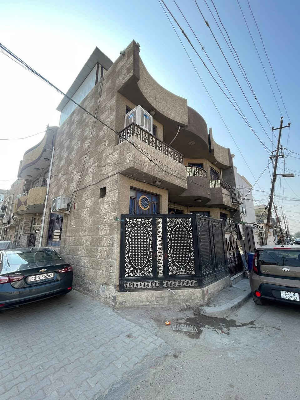 السلام عليكم دار للبيع ركن في بغداد الجديدة شارع مدرسة الصادق بظهر فوج طوارئ بغداد جديدة شارع المسبح الواجهه 10متر مكون من طابقين 
يحتوي على حمامين داخليات وواحد خارجي
اثنان غرف نوم طابق ثاني
استقبال مع غرفة نوم صغيره ومطبخ طابق ارضي
المساحة الكلية 64 متر 
للاستفسار ***********
