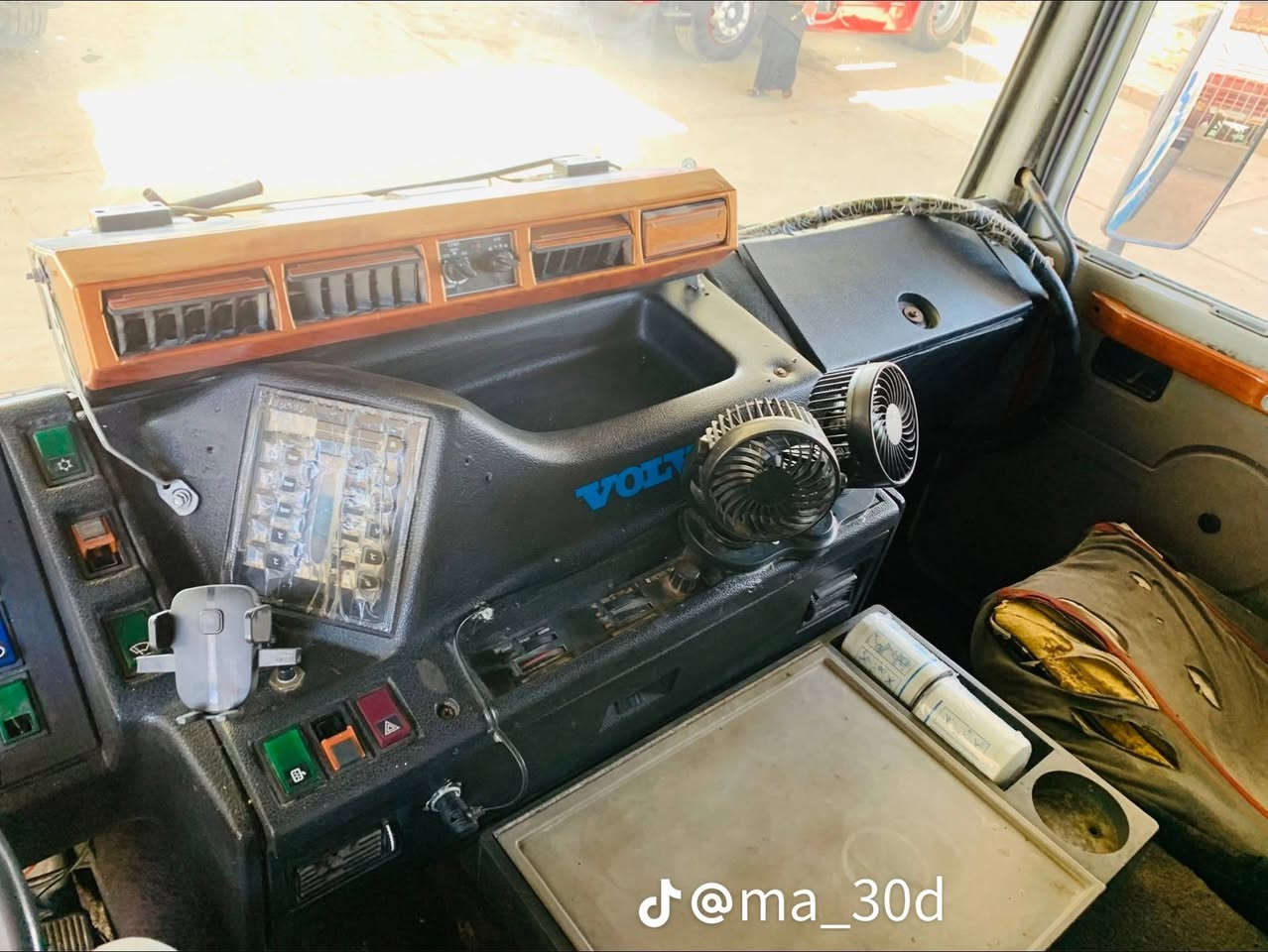 السلام عليكم فولفو للبيع  12.F
محرك حجم 22 موديل 89 قماره مبدله 93 محدثه 
سياره مسجله صهريج طوناج جي بي اس شعار موجود كله كامل موجود 
طوناج يسقط في شهر الثامن 2026 
رقم السياره انبار الماني شرط التحويل 
ثلاث لوحات السنويه ساقطه العام 
السعر 110 ورقه وبيها مجال للشراي
المكان صلاح الدين سامراء خط  السريع معارض سامراء 
الاتصال 
***********
