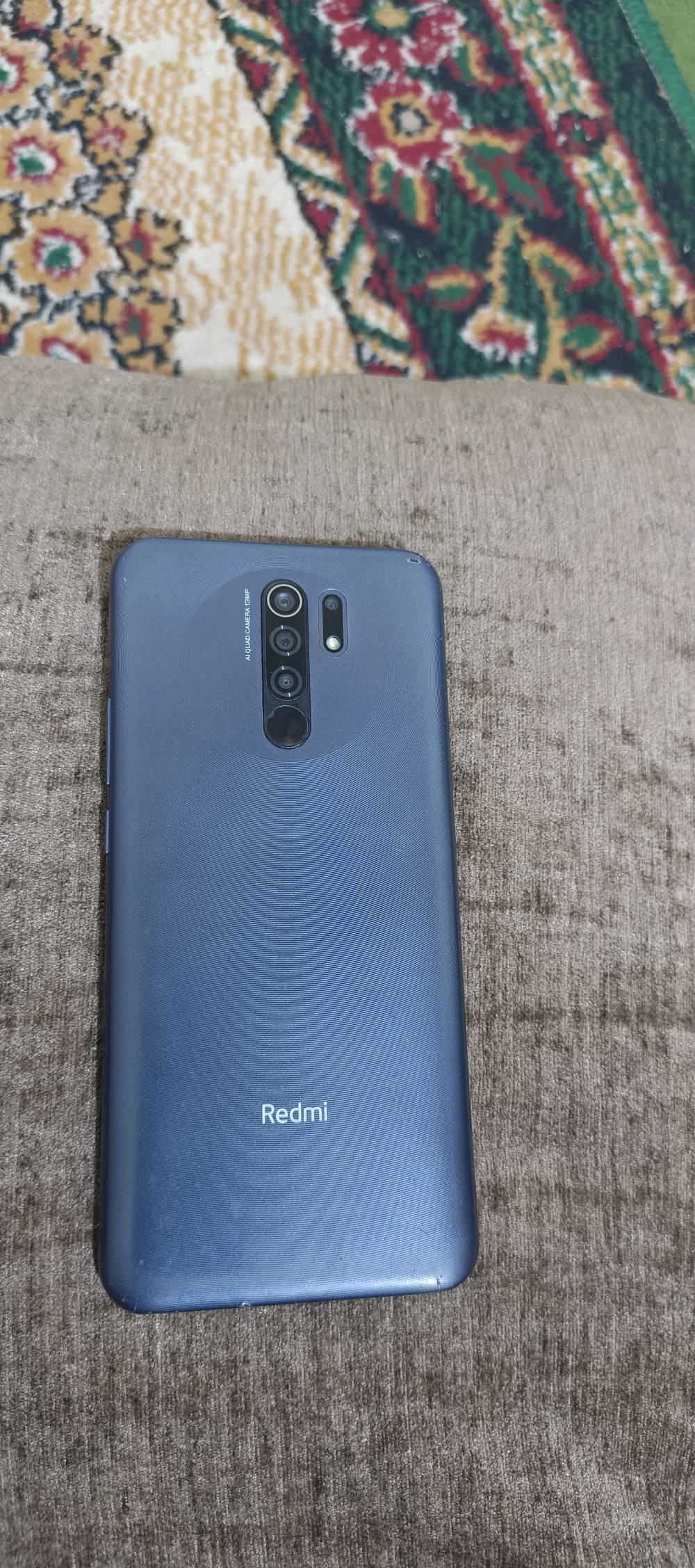 للبيع أو المراوسة: هاتف Redmi 9. الجهاز مستعمل بحالة جيدة، شاشته مقاس 6.53 بوصة تقريباً. توجد بعض الخدوش البسيطة في الشاشة، لكنها لا تؤثر على اللمس أو الأداء الداخلي أبداً. الظهر بحالة جيدة جداً مع ملامح بسيطة للاستعمال. السعر عند الاتفاق، ومستعد للمراوسة بأي عرض مناسب. للتواصل، يرجى إرسال رسالة."
حبيبي هذا Redmi 9 بأي نسخة بالضبط: 3/32 لو 4/64؟: 
النسخة الثالثة: 128 جيجابايت مساحة تخزين مع 6 جيجابايت
شكد عمر الجهاز؟ وبي أي صيانة أو تبديل سابق مثل بطارية أو شاشة أو مدخل الشحن؟: 
غيه تبديل شاشة فقط
البطارية شلونها هسه، تصمد زين لو بيها ضعف؟ وكل الوظائف شغالة طبيعي مثل الكامرة، السماعة، المايك والواي فاي؟: 
نعم كل شيء شغال وبشكل جميل 
الجهاز ويا الشاحن/الكرتون/العلبة لو بس الموبايل؟: 
فقط الهاتف 
وين موقعك بالعراق حتى إذا واحد يريد يشتري يگدر يستلم إيد بإيد؟: 
اناصرية في الصالحية
