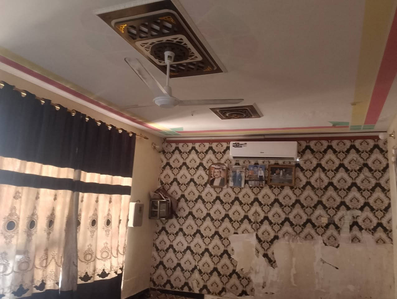 بيت النهروان طريق الخزعليه قرب محطة الكهرباء والماء الارو الخمس آلاف المساحه الكليه 750متر الواجه 25وانزال 30يحتوي على غرفتين وصالحه كبيره وستقبال ومطبخ وصحيات داخل وخارج جنس العقار زراعي سند 25ماء وكهرباء وسحب وشارع تبليط التفاصيل مع صاحب الدار ***********
