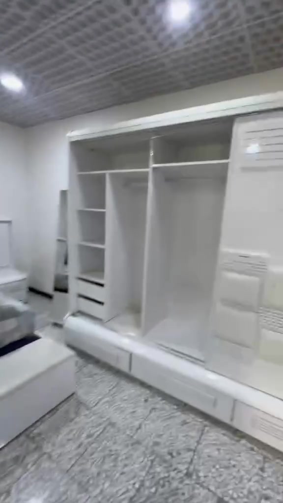 سلام عليكم  موجوده غرفة نوم تركيه  للبيع السعر 400،، بيه مجال  محافظة بابل ناحية اجبله   للتواصل ***********
