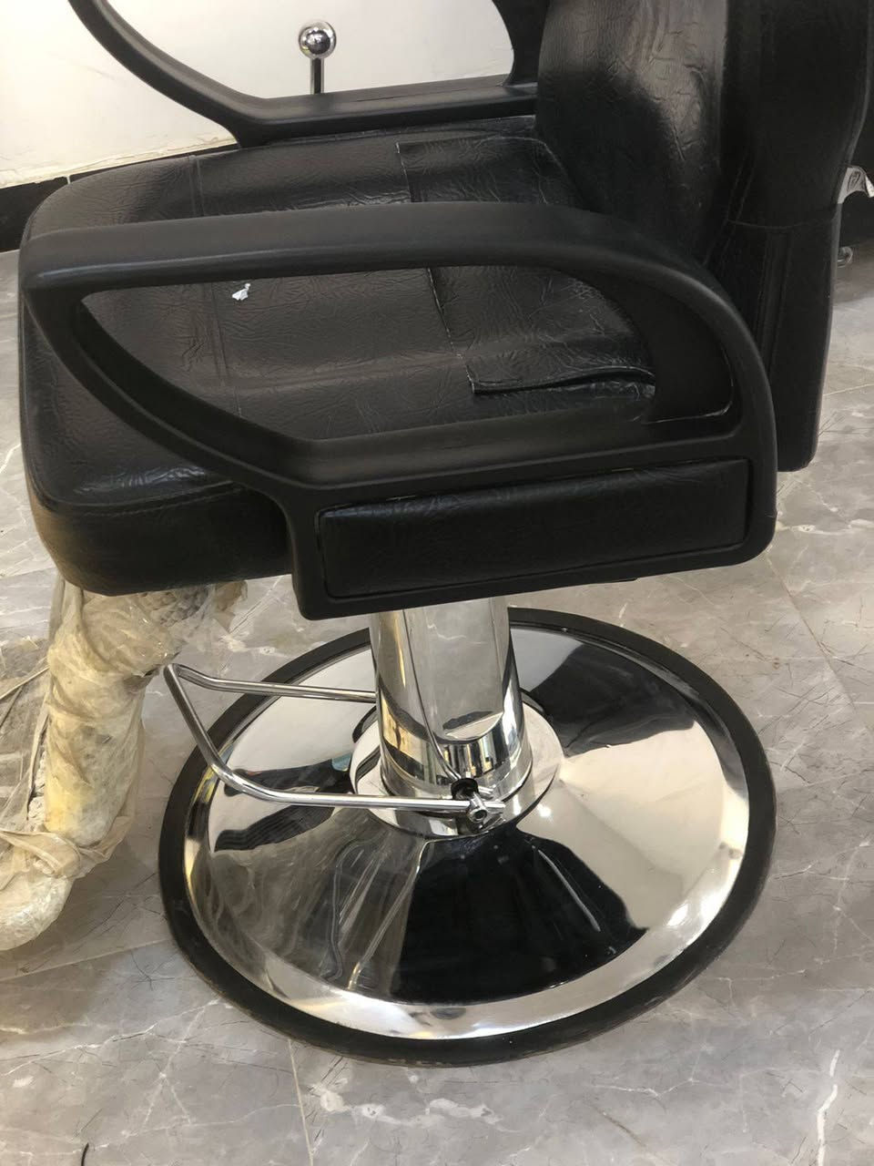 سلام عليكم
زوج كراسي نظافه 100‎%‎ مكان الصالون سديناويه نهايه السايدين 
السعر 450 وبيها مجال الرقم التواصل ***********
