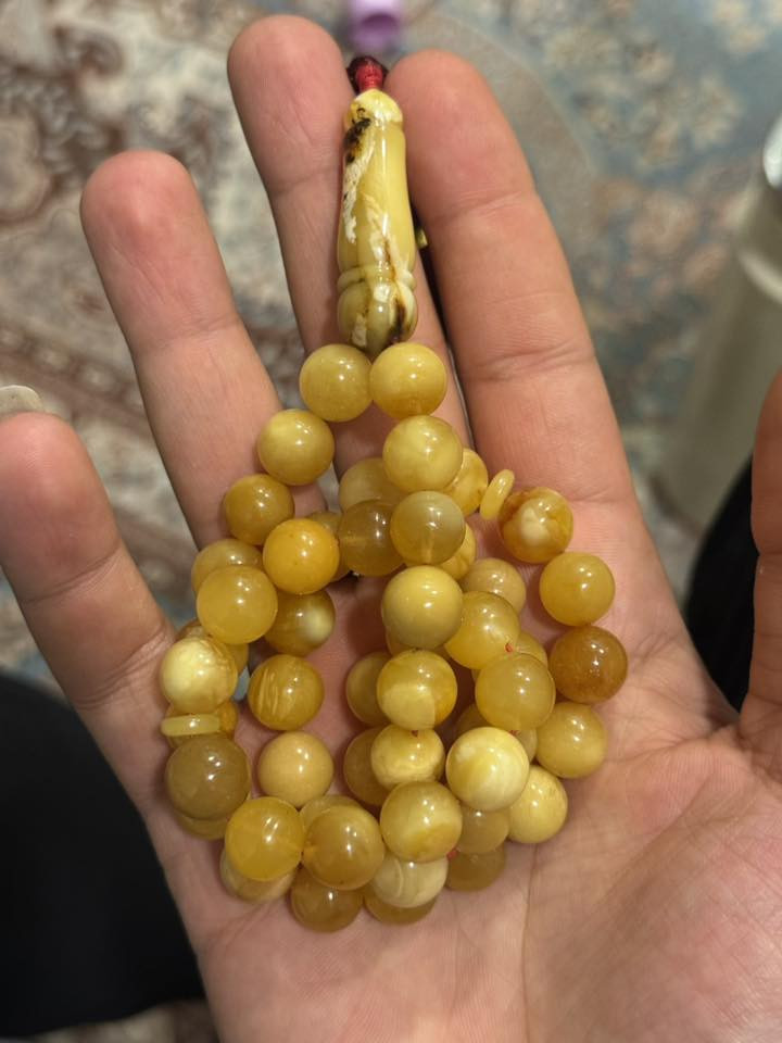 كهرب بولوني حر طبيعي قديم خامه جداً جميل وزن المسباح ٥٠ غرام/٤٩ خرزه يوجد توصيل جميع محافظات 
***********
