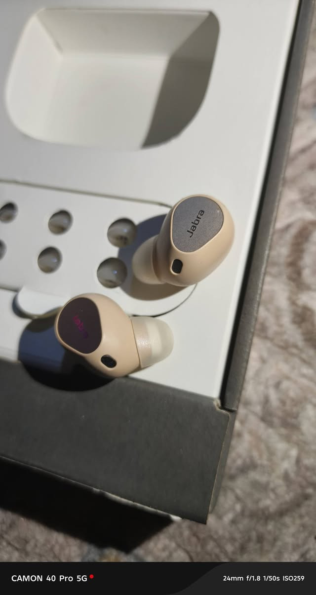 🎧 Jabra Elite 10 Gen 2.. طاقة جبارة وصوت خيالي!
​لا تكتفِ بالاستماع فحسب، بل عش التجربة مع أحدث جيل من "جبرا"، المصمم ليواكب يومك الطويل دون انقطاع.
​🔋 ثورة في البطارية والشحن:
​36 ساعة من المتعة: إجمالي عمر بطارية يصل إلى 36 ساعة (عند إيقاف عزل الضوضاء) و 27 ساعة (عند تفعيل العزل).
​شحنة واحدة تكفي: استمتع بـ 6 ساعات متواصلة من الموسيقى بشحنة واحدة للأذن مع تفعيل ANC، أو 8 ساعات بدونها.
​شحن البرق: ⚡ هل أنت مستعجل؟ 5 دقائق فقط في العلبة تمنحك ساعة كاملة من الاستخدام.
​شحن ذكي: تدعم الشحن اللاسلكي والشحن السريع عبر USB-C.
​🛠️ المواصفات التقنية "الوحشية":
​العلبة الذكية (Smart Case): أول علبة في العالم تعمل كـ "جهاز بث"؛ وصلها بأي جهاز (شاشة طيارة، تلفزيون) وستنقل الصوت للسماعة لاسلكياً بجودة عالية.
​صوت Dolby Atmos المطور: صوت محيطي 3D مع خاصية تتبع الرأس لتشعر أنك في قلب الحدث.
​عزل ضوضاء ANC مضاعف: أقوى بمرتين من الجيل السابق، يعزلك عن العالم تماماً.
​تصميم ComfortFit: تصميم "نصف مفتوح" يمنع الضغط داخل الأذن، لارتداء مريح طوال اليوم.
​متانة خارقة: معيار IP57 لمقاومة الماء والغبار (يمكنك غسلها بالماء!).
​الخيار الأمثل للمحترفين وعشاق الصوتيات! 🚀***********

