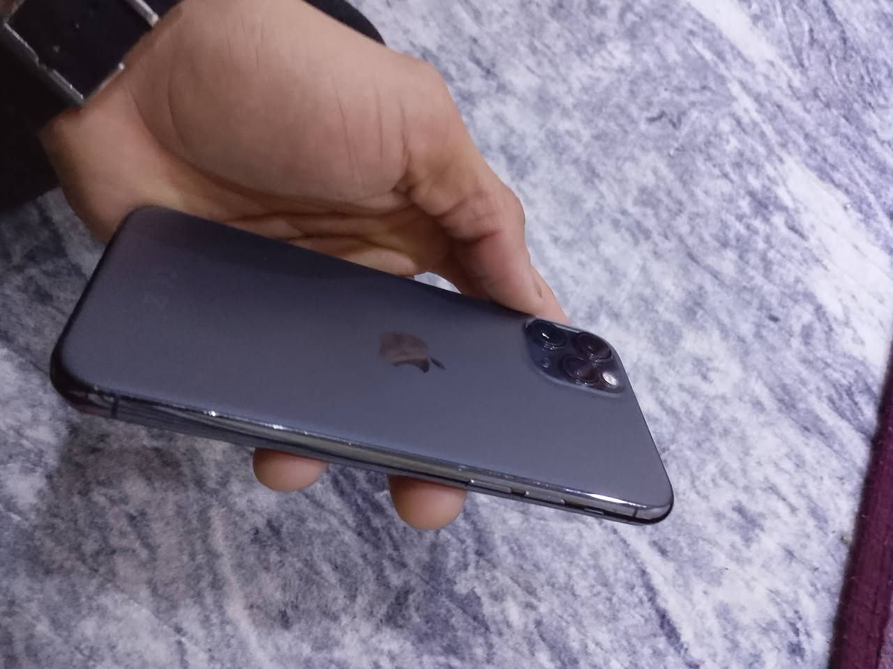 11 ابرو حييل نضيف 
ذاكره 256
بطاريه 78 
 فيس ايدي شغال
شاشه مبدل اصلي 
كامرات ، صوت ،سيم كله مكفول 
سعر 215
وتساب ***********
