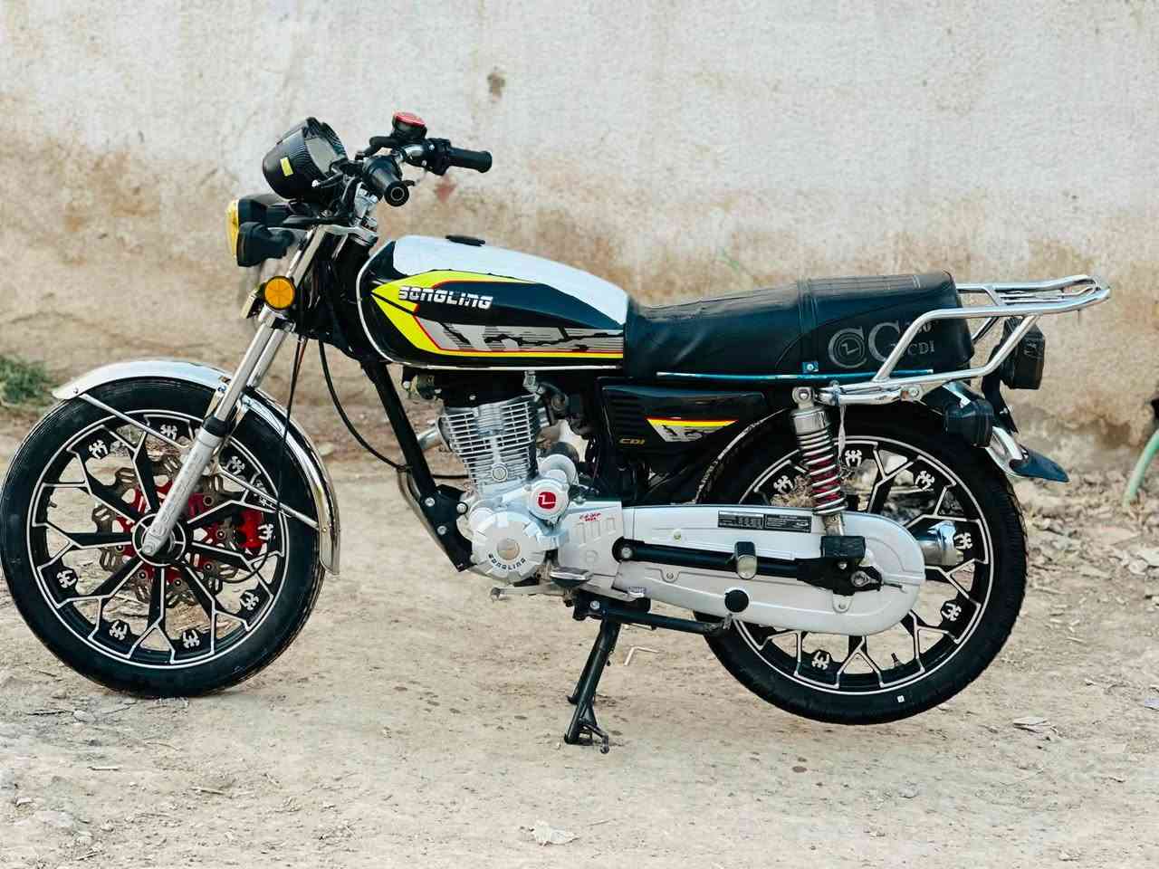 سلام عليكم سيفان 24 محرك 200cc اي نقص ما بيها مكفوله كفاله عامه مكاني بعقوبه السعر 650 وبي مجال بسيط الرقم  
***********
