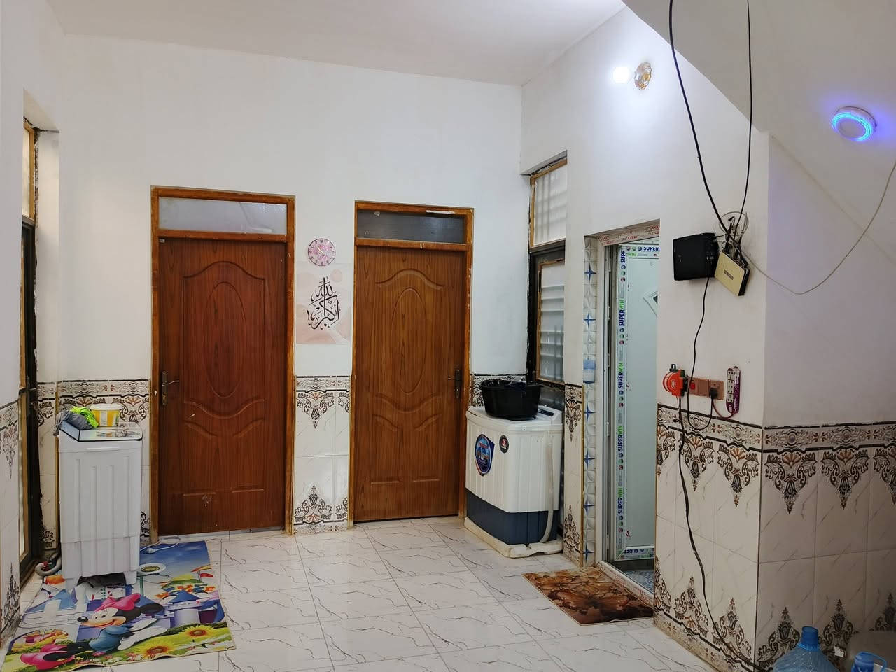 السلام عليكم العقار للبيع مساحه 150 . متر المكان حي المثنى خلف الخضراء خلف مدرسه ابطال العروبه 4 غرف للاستفسار . ***********

