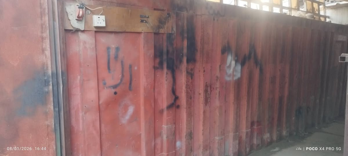 سلام عليكم للبيع حاويه مسويه محل مغلفه خشب وبيه جام خانه طوله ٦ متر مكاني بغداد الغزاليه لشراي يخابر ***********
