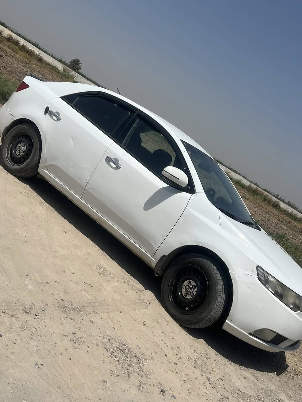 السلام عليكم سيراتو ٢٠١٣  بأسمي مكاني بغداد فول عدا البصمه والفتحه جاهزه ما ناقصها برغي كير مكينه تبريد تخم تاير صدر. خليجيه ١٦٠٠ دوش حتى دهن مبدللها السياره مكفوله بيها فقط شويه طخه بين البابين وشويه بالجاملغ. 
السعر ١٠٠ وترهم مراوس
***********
