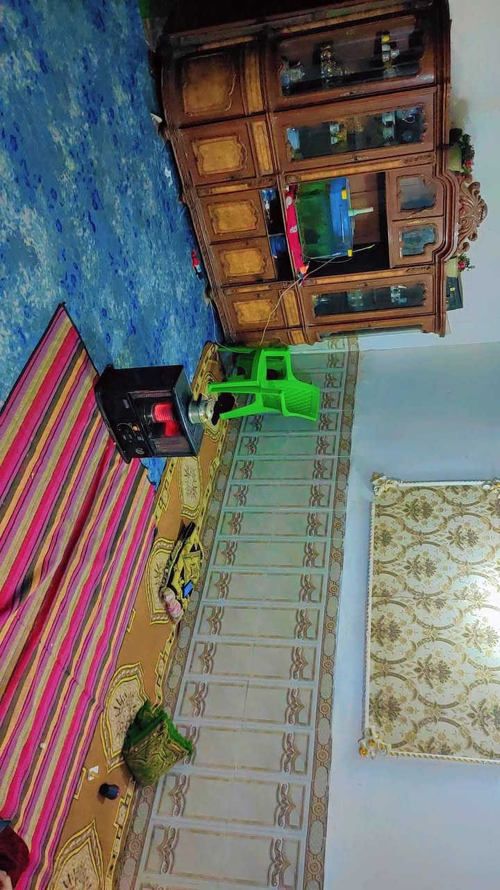 اسلام عليكم بيت للبيع بحي العسكري ب 18 المساحة 150النزال 20والواجه 7ونص البيت طابقين الطابق الاول غرفتين وصاله واستقبال ومطبخ وصيحات والطابق الثاني غرفتين وصاله وصحيات والاستفسار ***********
