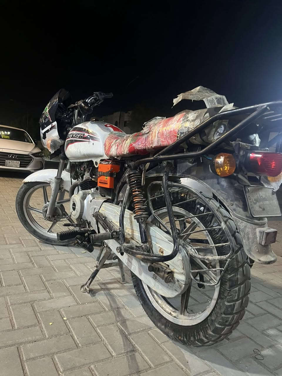 السلام عليكم دراجه بوكسر للبيع دراجه نضيفه تخبل محرك نضيف كهربائيات كلها شغاله علي ناصي سلف هندر بس يراد باتري حته تشتغل سلف دراجه نضيفه و تخبل تايرات جدد بس يرادلها غسله و ترجع تخبل السعر 550وبيها مجال مكاني بغداد البياع الشراي يتصل ***********
