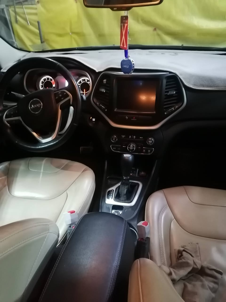 جيب بزون 2016
‏مواصفات ...
مكينة 6 سلندر ٣.٢٠٠
‏تبريد قطعتين 
‏كشنات جلد
لايتات زنون
تدفئة ستيرن وكشنات
‏هاند بريك بصمه 
‏اوتو هولد 
‏لد نهاري 
تشغيل عن بعد
وضعيات قيادة (سبورت و ثلجي وطيني واوتو) 

‏السياره بطاريه جديده 
‏مكينه كير نظيفات جدا 
‏تبريد ثلج
السعر 128 ورقه
التواصل ع الرقم الاستفسار اكثر  ***********
موجود واتساب
