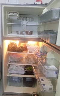ثلاجه اخت الجديده استعمال قليل السعر 300 وبيه مجال قليل اتصال على الرق...