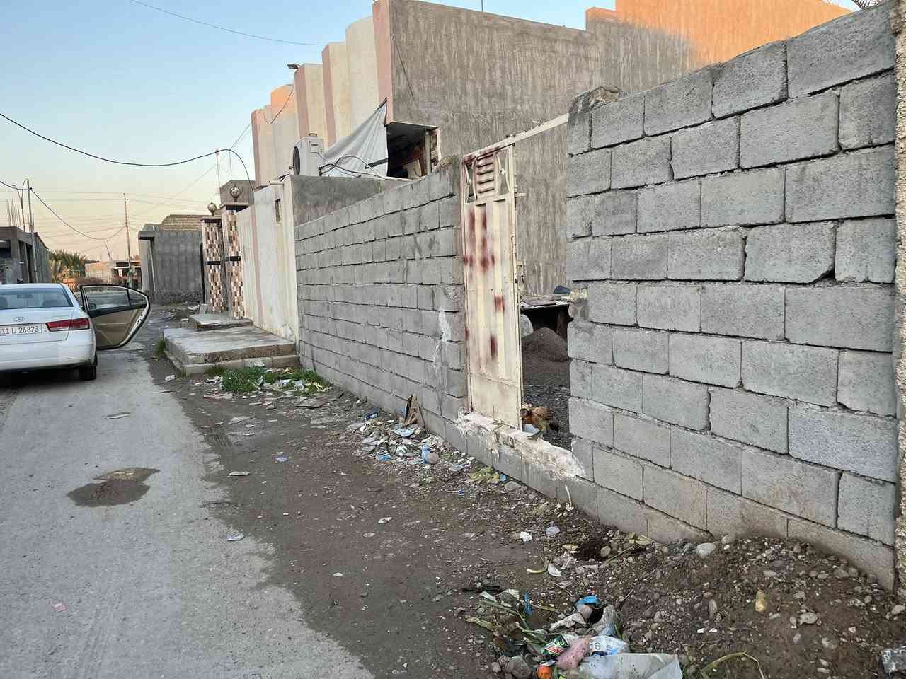 للبيع قطعة ارض زراعية 
المساحة ١٥٠ متر 
الموقع - جمعية الامام - خلف محلات حجي رضا للسيراميك 
محتويات الارض 

الواجهه ١٠ متر 
بيه رباط وخريطه كامله 
غرفتين نوم 
صاله 
استقبال 
مطبخ 
كراج 
تبليط وخدمات ومجاري 
للاستفسار 
*********** - ***********
