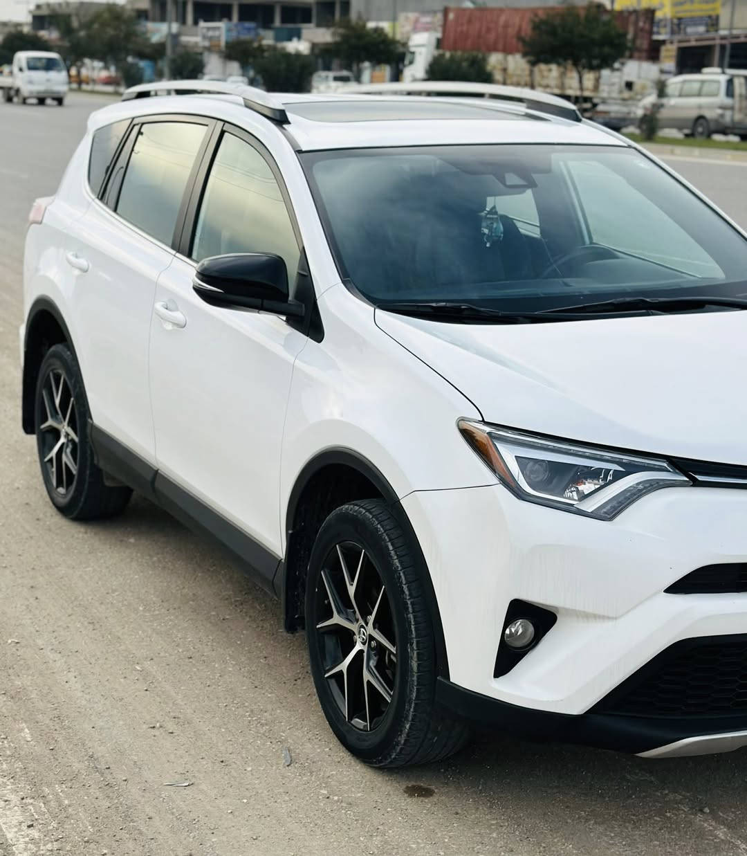 راف فور 2017فول مواصفات XSE
رادار امامي خلفي وجوانب 
داخل جلد مشمشي 
كشانه تدفاء تبريد استيرن تدفاء تبريد 
جنطه كهرباء فتحه بل سغف (تنته)
كامره دواره ثلث نضامات قياده 
السعر 180وبيه وجال للطيبين 
ما متواجد علا فيس 
شراي اتصل ***********
حادثه البنيد فقط مدون دواخل بدون بطاين
