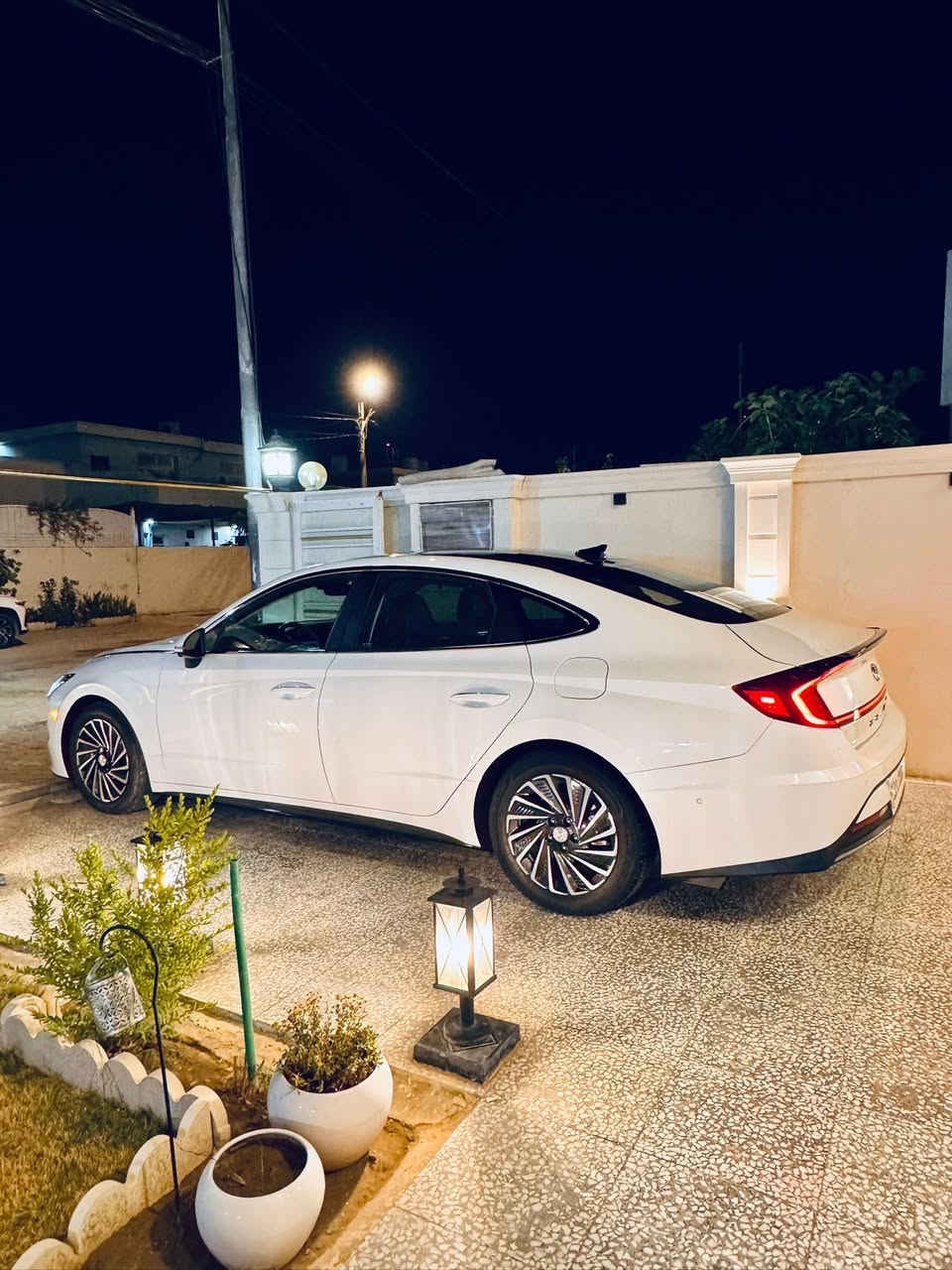 🔥 للبيع هيونداي سوناتا هايبرد Limited 2023 🔥
رقم بغداد دولي شبه مميز
⭐ أعلى فئة (LIMITED) – فل أوبشن – مواصفات فاخرة جداً ⭐
 الممشى: 34000 ميل
✅ محرك هايبرد متطور يجمع بين الأداء القوي والاقتصاد العالي بالوقود
✅ ناقل حركة أوتوماتيك ذكي وسلس
✅ فتحة سقف بانورامية كاملة
✅ تشغيل بصمة ودخول ذكي بدون مفتاح
✅ تشغيل وتحكم عن بُعد بالسيارة عبر الريموت
✅ فتح وإغلاق السيارة عن بُعد
✅ نظام Smart Key الذكي
✅ شاشة معلومات وترفيه كبيرة عالية الدقة
✅ شاشة عدادات رقمية متطورة بالكامل
✅ نظام ملاحة مدمج (Navigation)
✅ نظام Apple CarPlay و Android Auto
✅ شاحن لاسلكي للجوال
✅ نظام صوت Bose الفاخر
✅ كاميرا 360 درجة
✅ كاميرا خلفية عالية الوضوح
✅ حساسات أمامية وخلفية للمساعدة على الاصطفاف
✅ 12 حساس موزعة حول السيارة لزيادة الأمان وسهولة الركن
✅ حساسات النقطة العمياء
✅ حساس المطر للتشغيل التلقائي للمساحات
✅ حساس الإضاءة للتشغيل التلقائي للأنوار
✅ مثبت سرعة ذكي راداري (Smart Cruise Control)
✅ المحافظة على المسار Lane Keep Assist
✅ مساعد تتبع المسار Lane Following Assist
✅ مراقبة النقطة العمياء Blind Spot Monitor
✅ تنبيه حركة المرور الخلفية
✅ نظام الكبح التلقائي للطوارئ
✅ نظام تفادي الاصطدام الأمامي
✅ نظام تنبيه انتباه السائق
✅ مقاعد جلد فاخرة
✅ مقاعد أمامية كهربائية مع ذاكرة حفظ الوضعيات
✅ مقاعد أمامية تبريد
✅ مقاعد امامية تدفة
✅ تدفئة المقود
✅ مرايا كهربائية قابلة للطي أوتوماتيكياً
✅ مرايا مع خاصية التعتيم التلقائي
✅ مكيف أوتوماتيك ثنائي التحكم
✅ فتحات تكييف خلفية
✅ فرامل إلكترونية مع Auto Hold
✅ نظام اختيار أوضاع القيادة (Eco / Sport / Smart)
✅ جنوط رياضية أصلية
✅ حساسات ضغط الإطارات
✅ نظام الثبات الإلكتروني ESP
✅ نظام منع الانزلاق TCS
✅ نظام المساعدة على صعود المرتفعات
✅ وسائد هوائية متعددة
✅ زجاج عازل للحرارة والأشعة
🔰 سيارة تجمع بين الفخامة والتكنولوجيا والاقتصادية
🔰 من أعلى وأندر فئات السوناتا الهايبرد
🔰 قيادة هادئة ومريحة جداً
🔰 نظافة ممتازة وحالة مميزة جداً
📍 اللون: ابيض
💰 السعر: 195 ورقة
للاستفسار الاتصال على الرقم ***********
