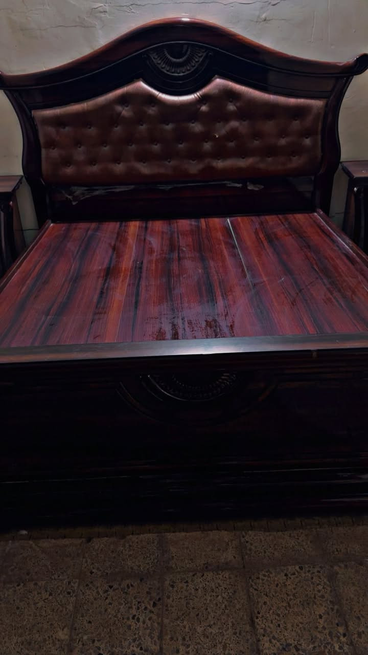 غرفه للبيع متكونه من ٩ قطع استعمال كم شهر نضيفه شخطه مابيها السعر ٧٥٠ وبيها مجال عنوان بغداد شارع فلسطين ***********
