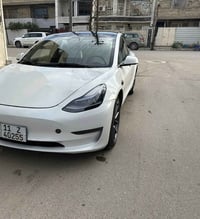 تسلا 3 موديل 2023 ماشية 14 كيلو (تك ماطور +اوف لاين) داخل ابيض قطعتين ...
