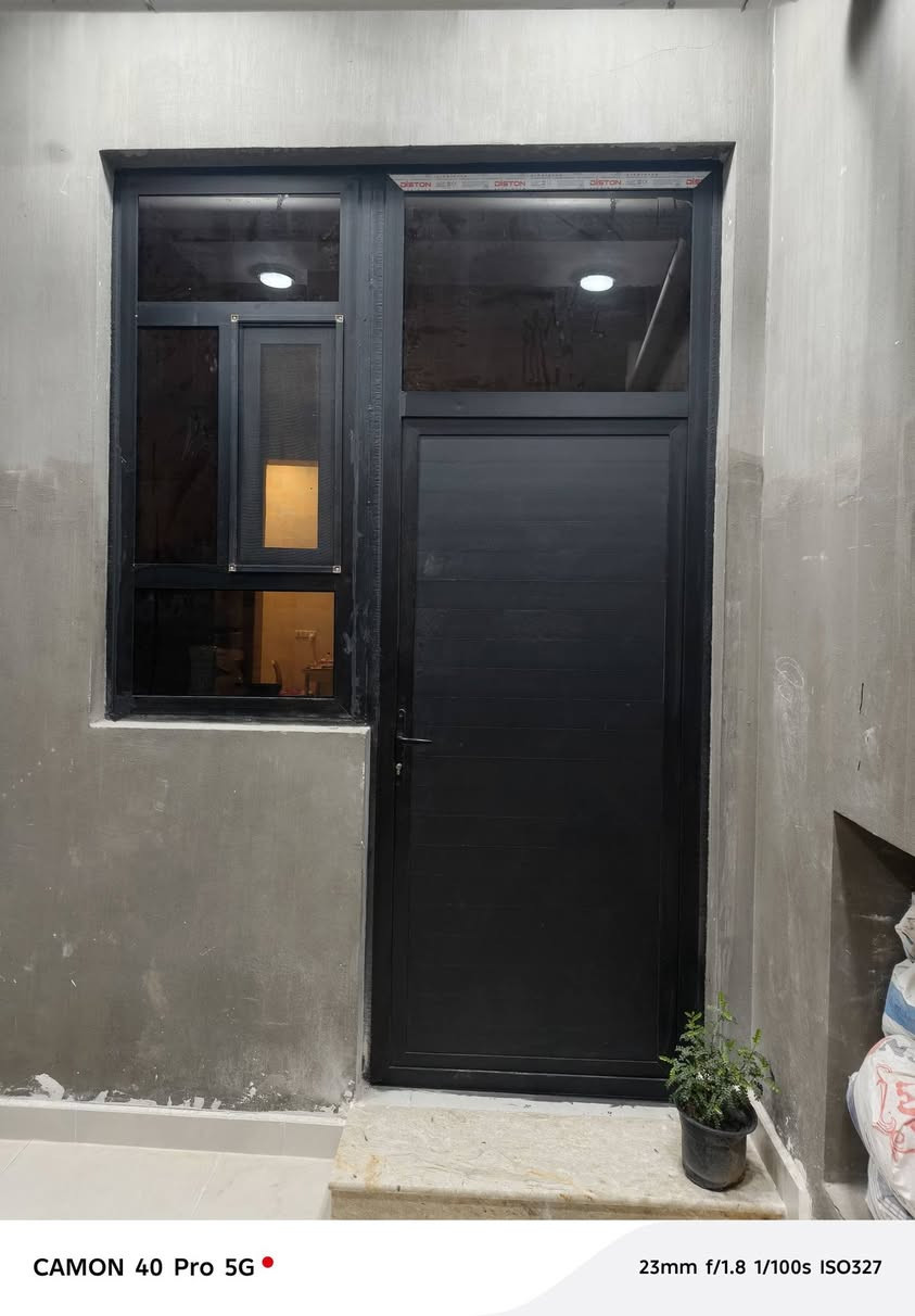 يوجد لدينا كافت انواع ألألمنيوم والأبواب التركيه والمحجرات بأنسب الأسعار العليك تتصل نجيك الباب البيت وتوصيل والشد والنقل علينه حي نهاوند شارع البطاقه الوطنيه الجديده رقم التلفون ***********
