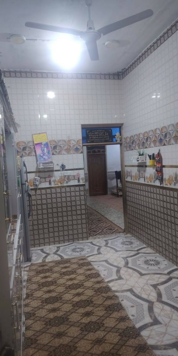 دار البيع ساحه 180 قاطين غرفيتن جوه وصاله ومطبخ دوانيه و  ومنور و ترك و حمام يعني الجوه كامل و قاط الثاني غرفتين وصاله بحي العسكري بل دونم لازم قرب مدرسة الحشد الاستفسار على هذا الرقم***********
