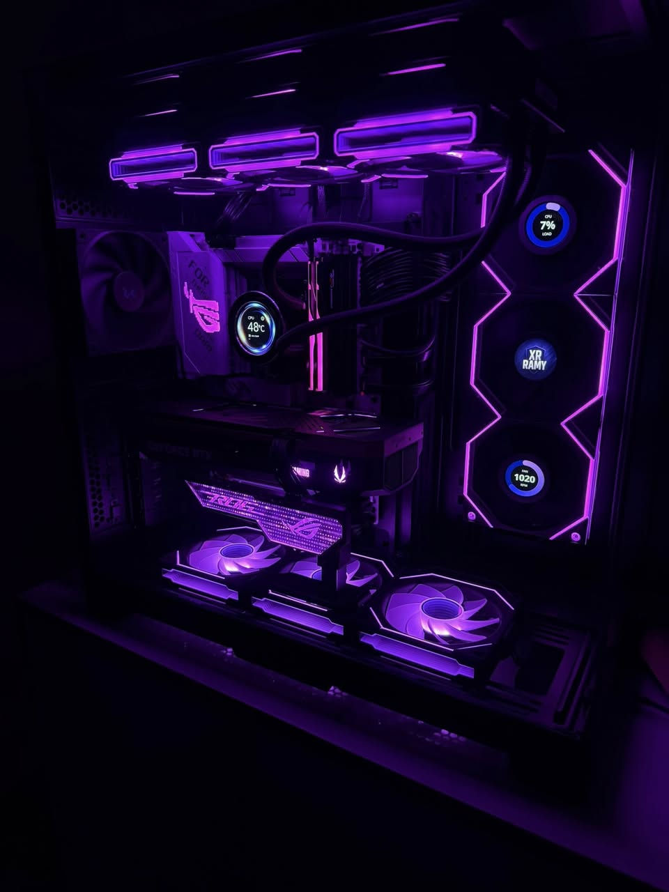 السلام عليكم تجميعة احترافيه High End من اقوى التجميعات من ناحية الاداء و الجمالية
السعر 5,000,000 دينار عراقي 
مواصفات ابو العبد ❤️‍🔥
و سبب البيع عدم التفرغ بسبب الدراسه و العمل
معالج AMD Ryzen™ 9 9900X 12-Core, 24-Thread Unlocked Desktop Processor 

‎كارت شاشة ZOTAC GAMING GeForce RTX 5080 SOLID OC
رامات G.SKILL Trident Z5 Neo RGB DDR5 (2 X 16GB) 6000Mhz
CL30 AMD EXPO
لوحة ام ROG STRIX X870-A 
Gaming WiFi 7
تخزين مجموع 3TB 
M.2 Ssd Gen 4 speed 8000mb/s 2TB + Gen3 512 عدد 2 4800mb/s
مبرد المعالج XIGMATEK FROZR-O II 360 — AIO Liquid Cooler, Black, LCD Pump Head,(مع شاشة)
الكيس ليان لي O11 DYNAMIC EVO XL
فانات عدد 12 ( xigmatek STARLINK ULTRA) عدد 6 
ليان لي UNI FAN SL-INF REVERSE BLADE عكسية عدد 3
ليان لي ام الشاشة Lian Li UNI Fan TL LCD عدد 3
مزود الطاقة MSI MPG A1000G PCIE 5.1 & ATX 3.1 Gaming Power Supply - Full Modular - 80 Plus Gold Certified 1000W 

بعد هواي تفاصيل و ستاند كارت من ازوز روگ 
هاي الصور يمكم و التفاصيل 
السعر الي معروضه بي 5 مليون 
القطع بصعود و الصعود عالمياً هاي بعيدا عن موضوع الضريبة المحلية 
للامانه البيسي استخدام ساعات 
و الاداء مالتها خيالي على ال 4K 

‎الكراتين موجوده مال كل القطع حتى الكيس 
و عندي شاشة سامسونك g7 4K 
و ups 3kv farber هاي وحد مو ضمن التجميعه
 مكاني بغداد الكرخ 
و هذا رقمي للتواصل ***********
