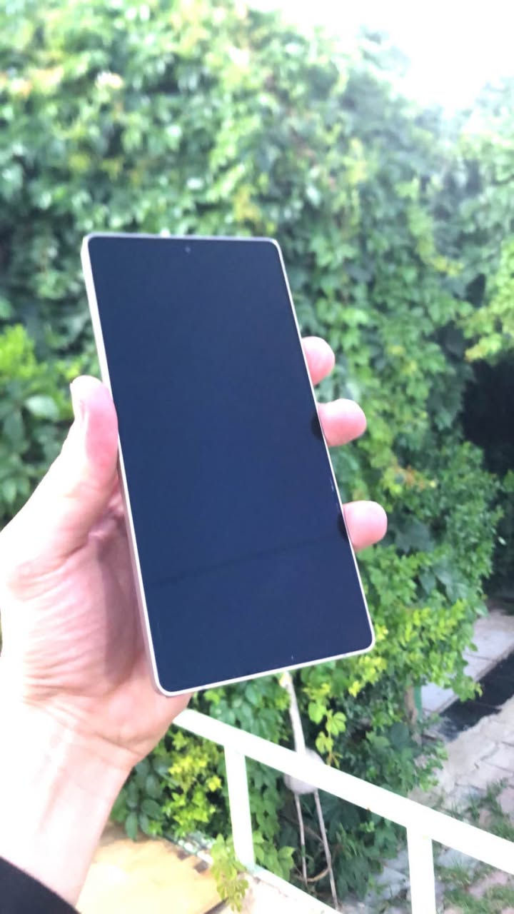 Galaxy samsung s25 Ultra 

فرۆشتن و گۆڕینەوە 
لۆک تازە زۆر زۆر خاوێن  
% 100 خاوێن 
یەک شوختی تیا بوو 100 دۆلار بشکێنە
زۆر زۆر زۆر کەم ئیشی کردووە    
زاکیرە 256 
ڕام 12 
کامل ئەشیا 
2  سیم
کێبڵی بیلادی  
نرخی 770$ دۆلارو مەجال 
***********
واتساپ

 موشتەرت تێل یان چات بکە بۆ ئەم ژمارە تەلەفونە 
📞📞 

گەیاندن هەیە 📦 السليمانية, العراق
